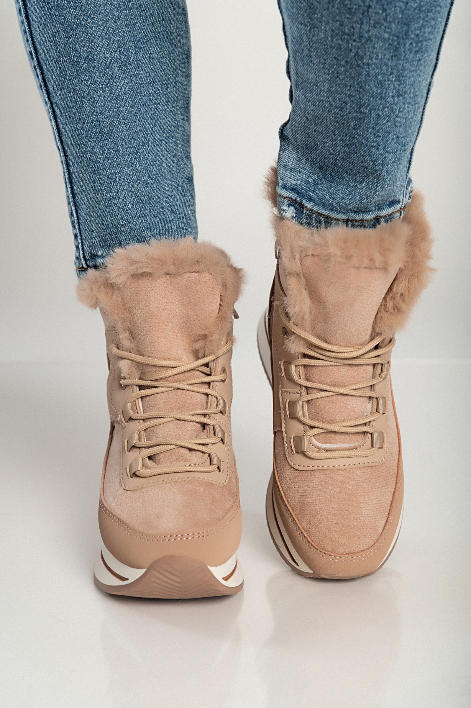 Modne superge SG206 v kaki barvi, izdelane iz umetnega usnja in tekstila, z dvignjenim podplatom in umetnim krznom okoli gležnja.