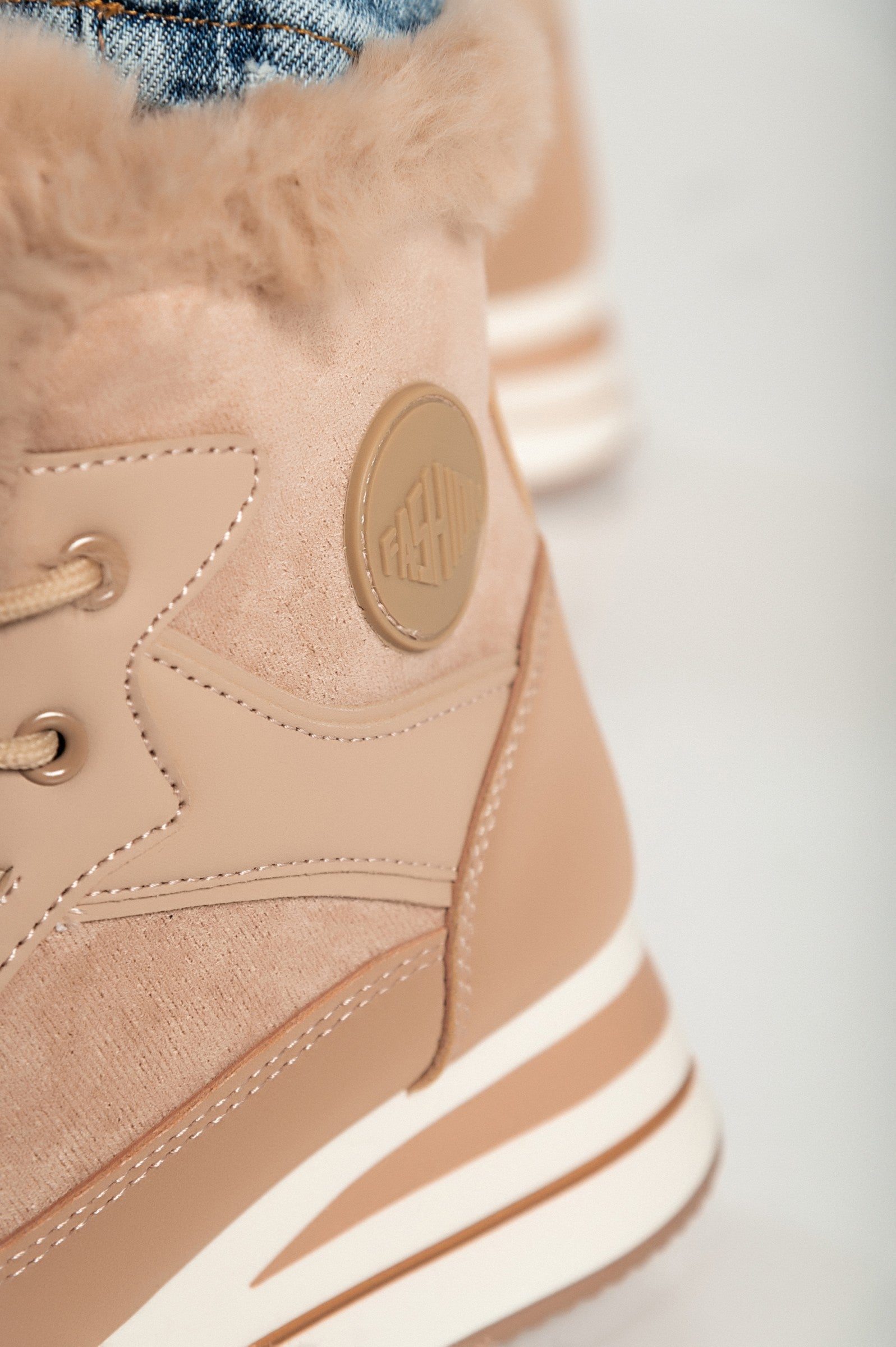 Modne superge SG206 v kaki barvi, izdelane iz umetnega usnja in tekstila, z dvignjenim podplatom in umetnim krznom okoli gležnja.