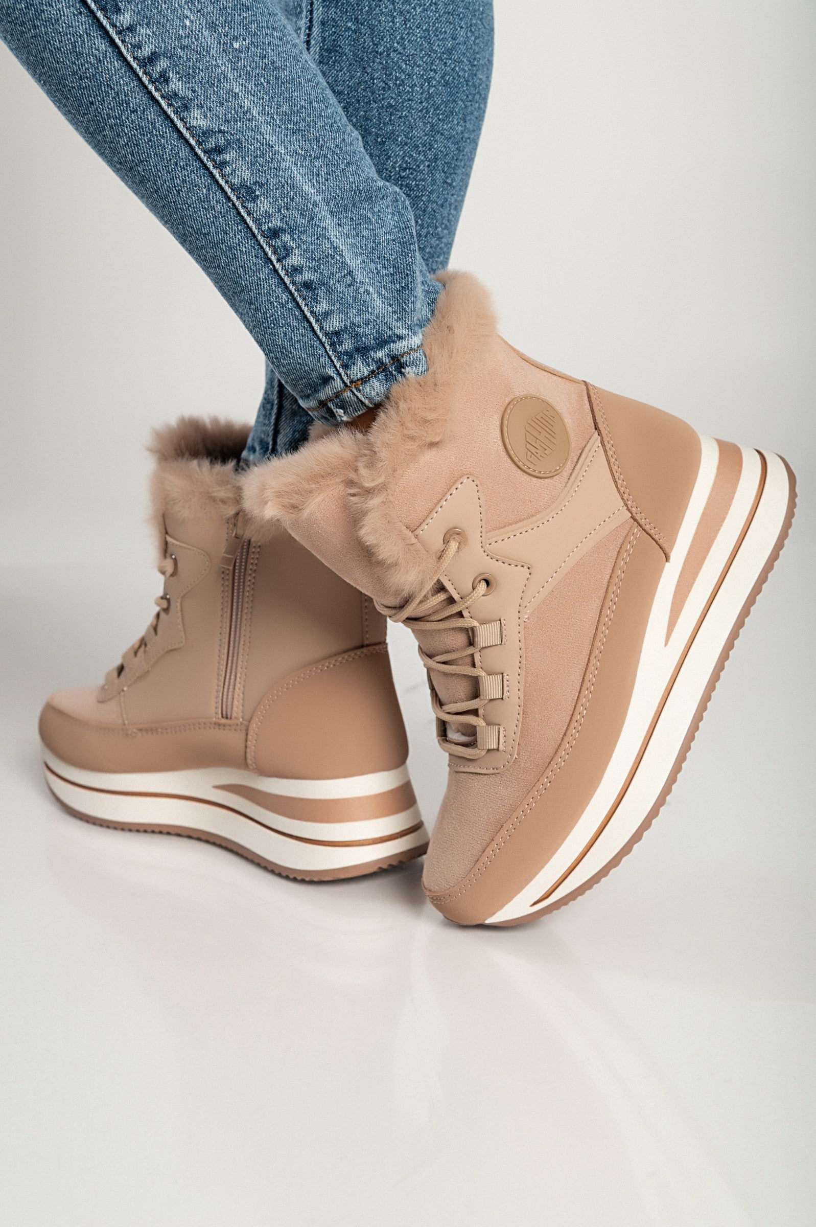 Modne superge SG206 v kaki barvi, izdelane iz umetnega usnja in tekstila, z dvignjenim podplatom in umetnim krznom okoli gležnja.