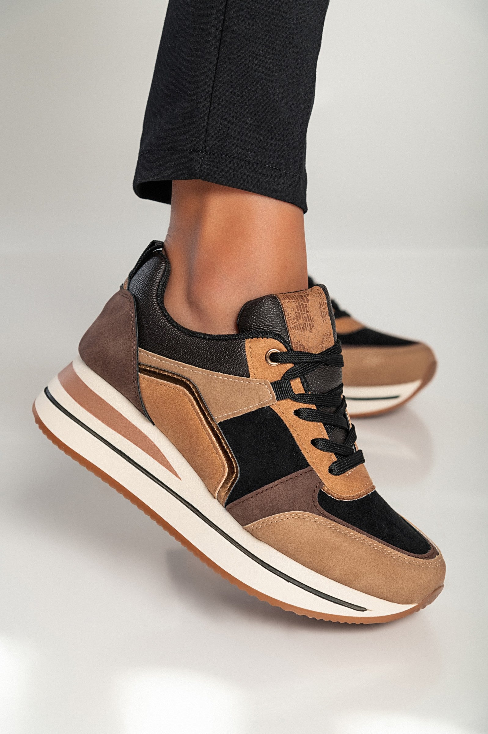 Večbarvne modne superge v črni barvi z dvignjenim podplatom in okroglo konico, izdelane iz umetnega usnja in tekstila.