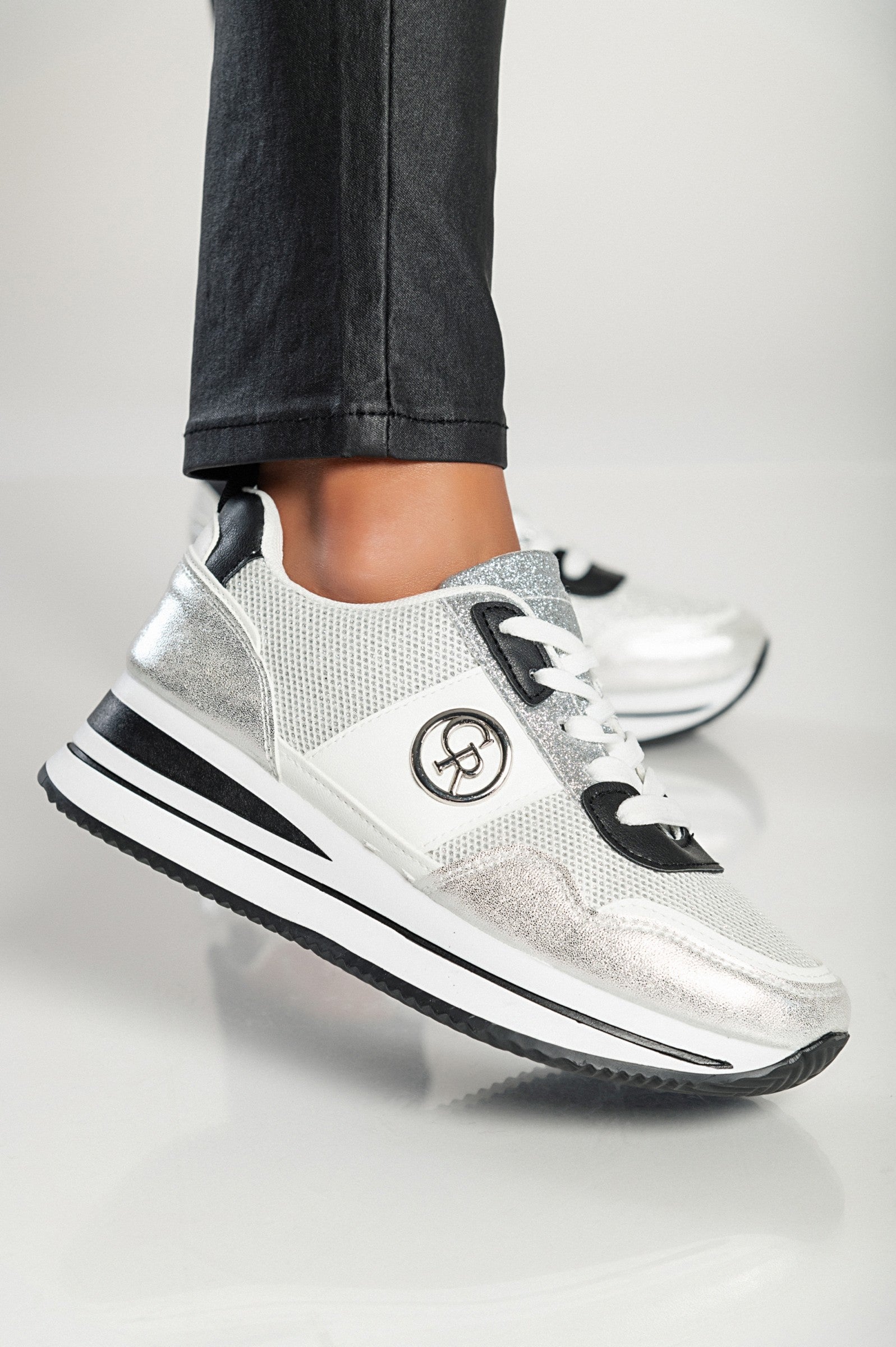 Srebrne modne superge FF525 z okrasnim detajlom in dvignjenim podplatom, zavezane z vezalkami.