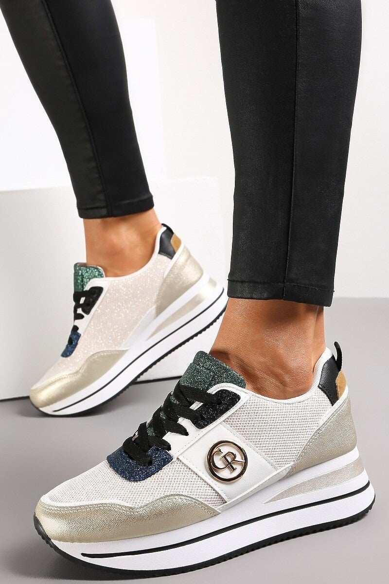 Zlate modne superge FF525 z okrasnim detajlom, dvignjenim podplatom in zavezovanjem z vezalkami.