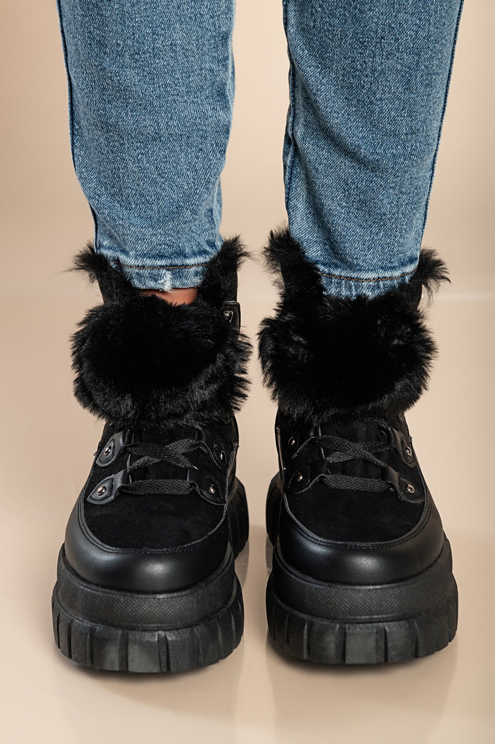 Črne modne superge z umetnim krznom okoli gležnja in dvignjenim podplatom, model W0YD654123.