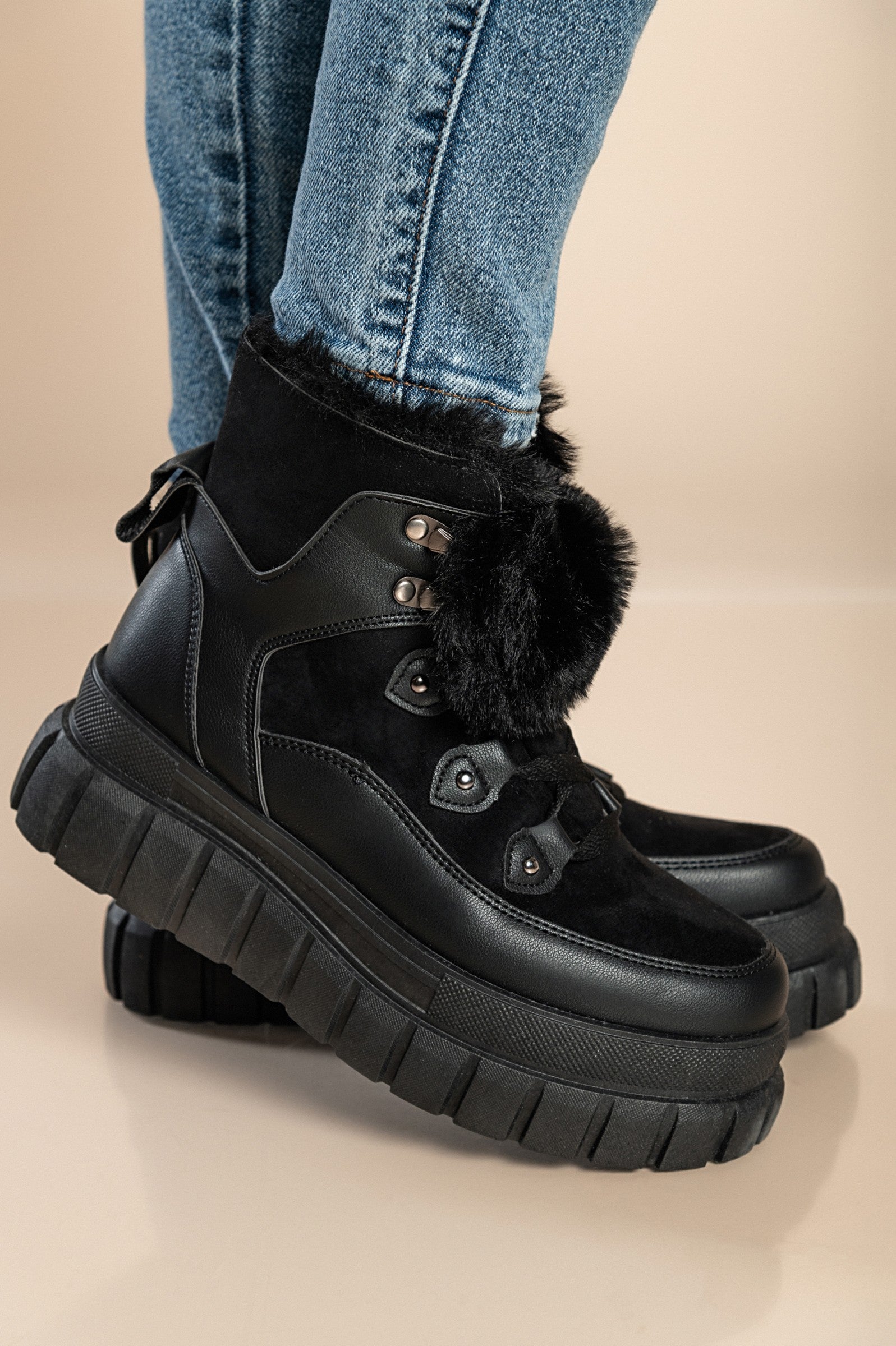 Črne modne superge z umetnim krznom okoli gležnja in dvignjenim podplatom, model W0YD654123.