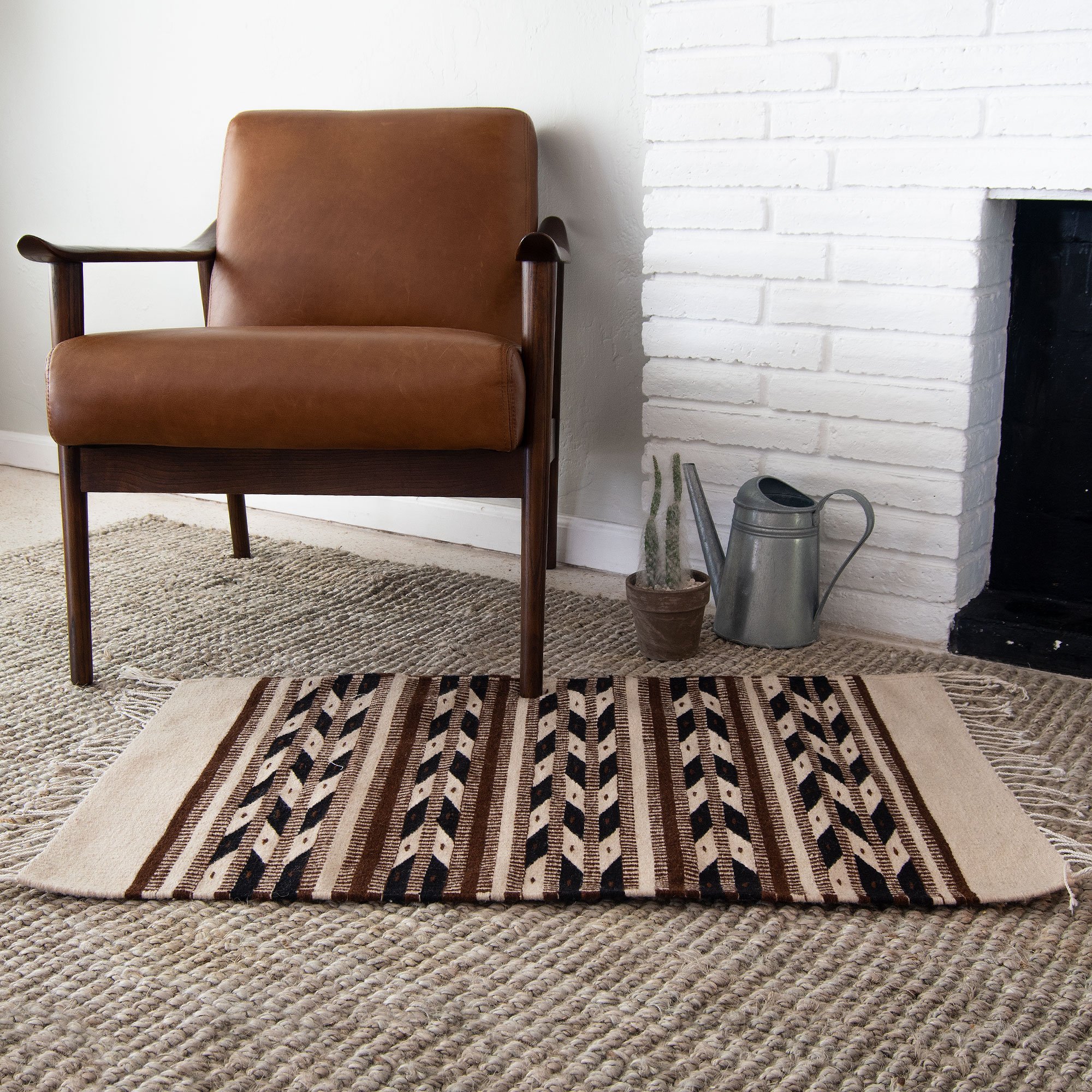 Neza Native American Rug featuring an intricate arrows design, handmade from thick wool, showcasing vibrant colors and geometric patterns.