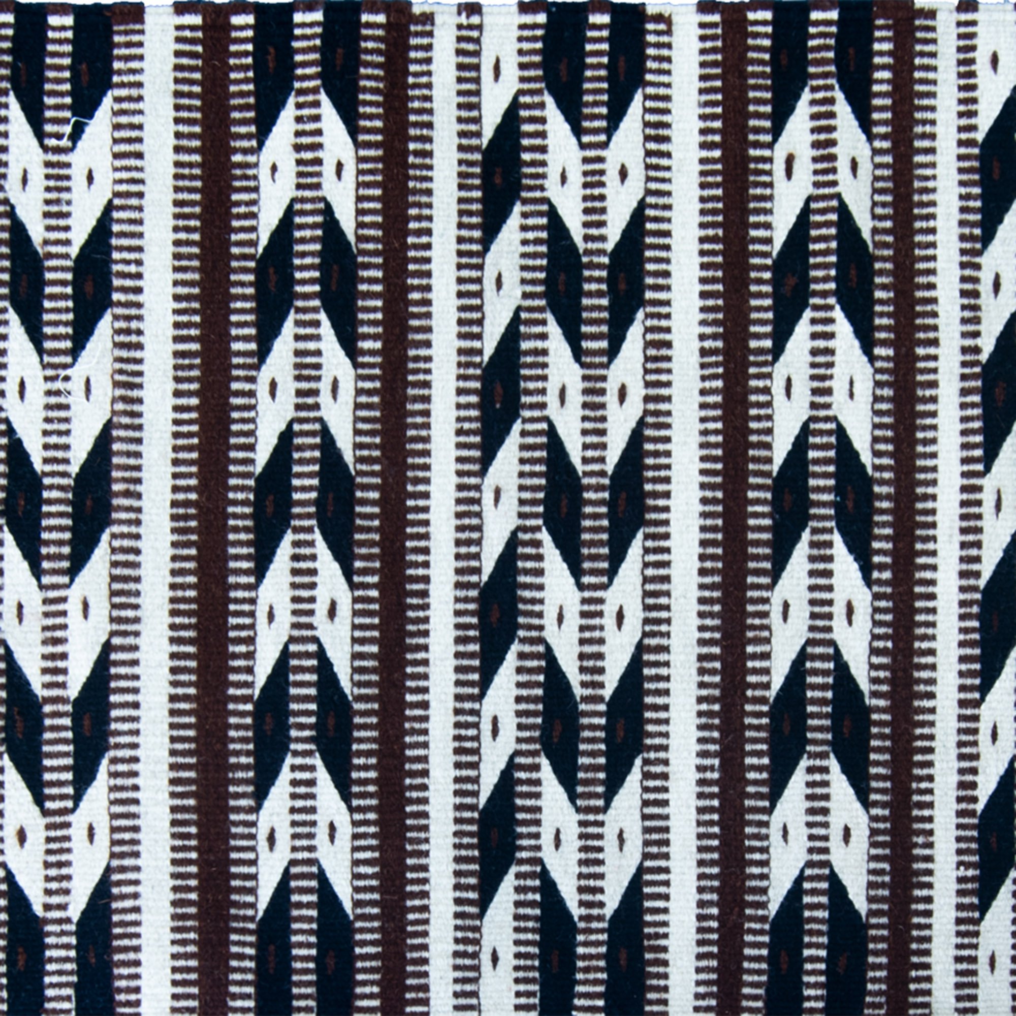 Neza Native American Rug featuring an intricate arrows design, handmade from thick wool, showcasing vibrant colors and geometric patterns.