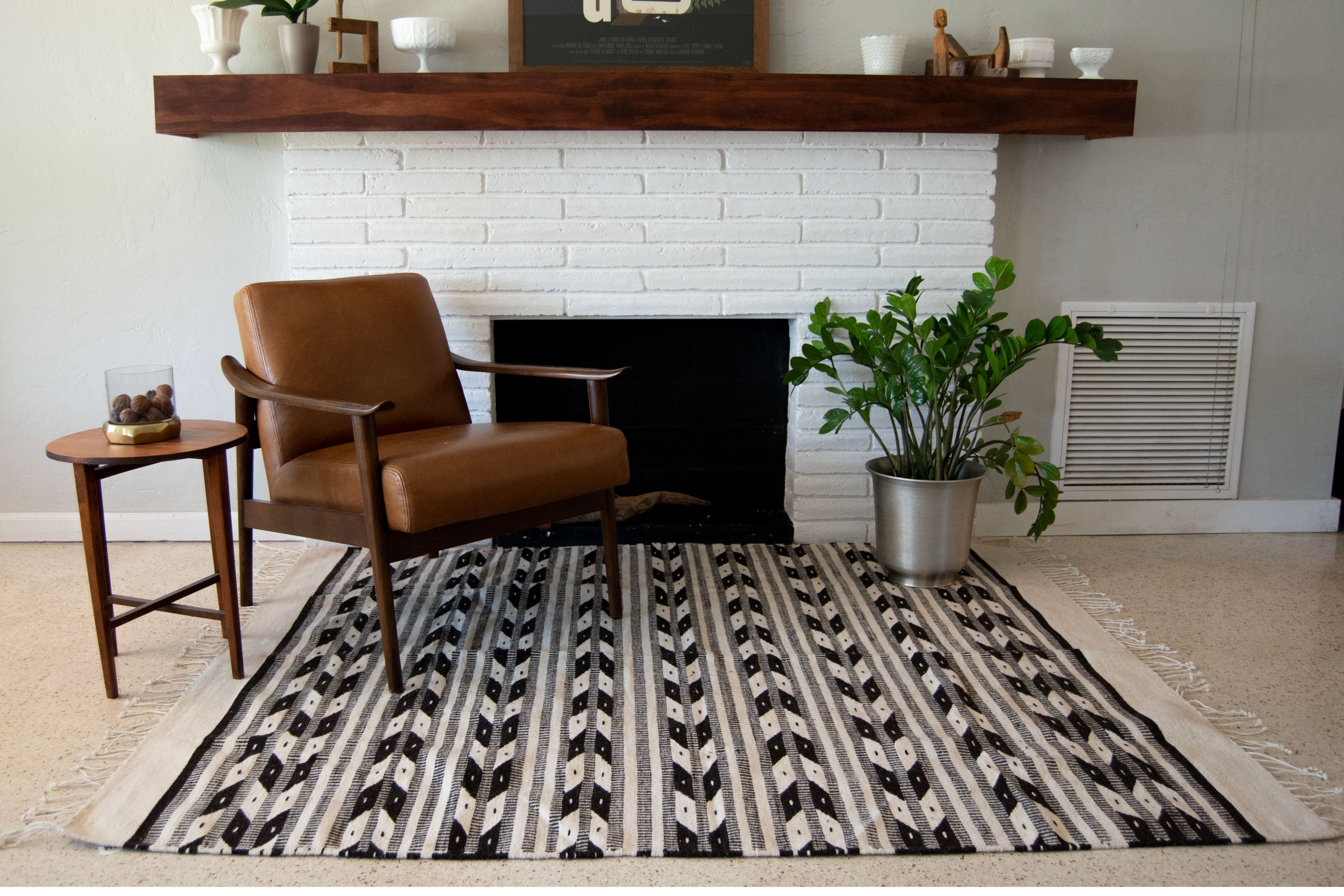 Neza Native American Rug featuring an intricate arrows design, handmade from thick wool, showcasing vibrant colors and geometric patterns.