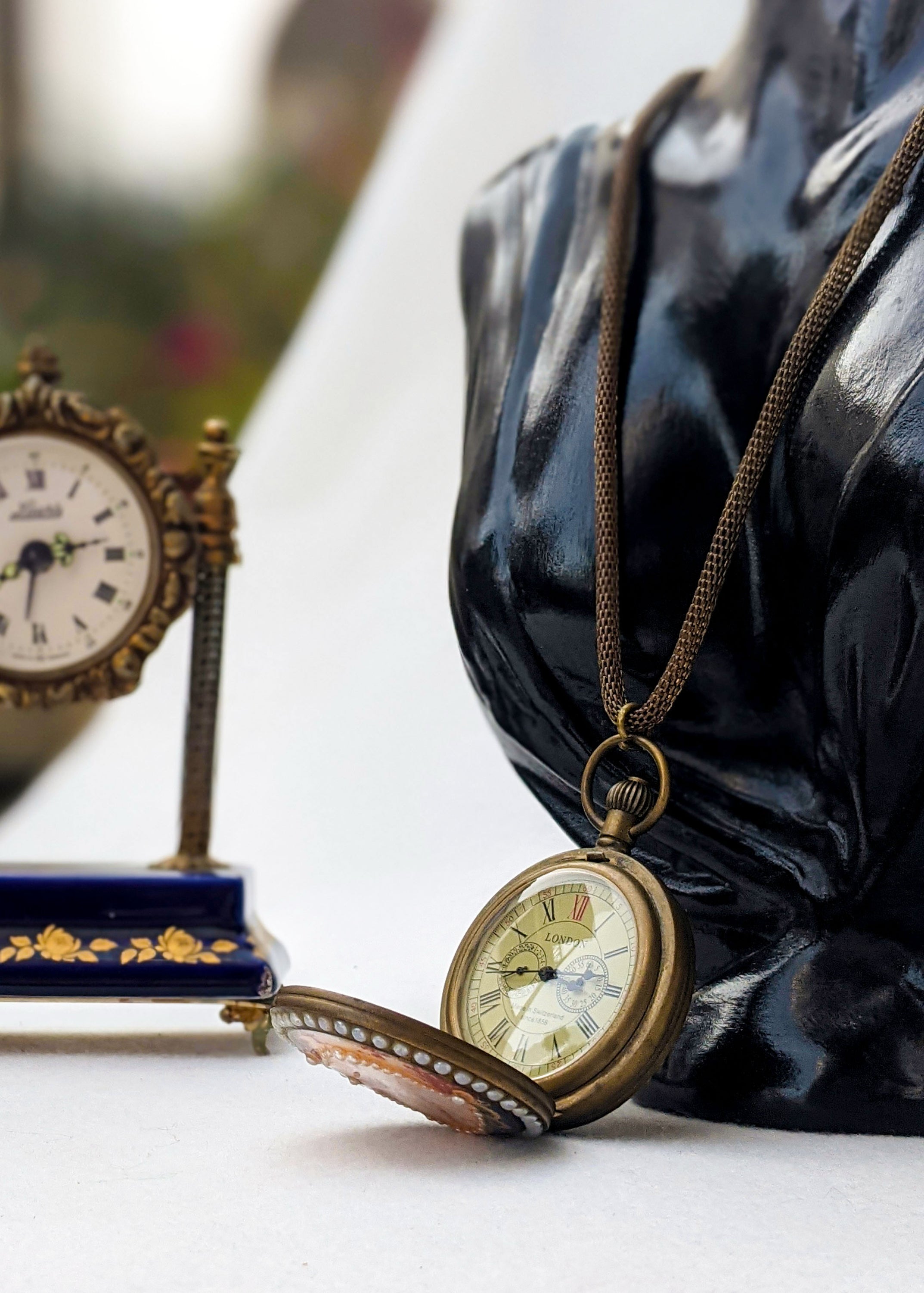 NORTE bronze European watch with pearl decorations, showcasing elegance and functionality.