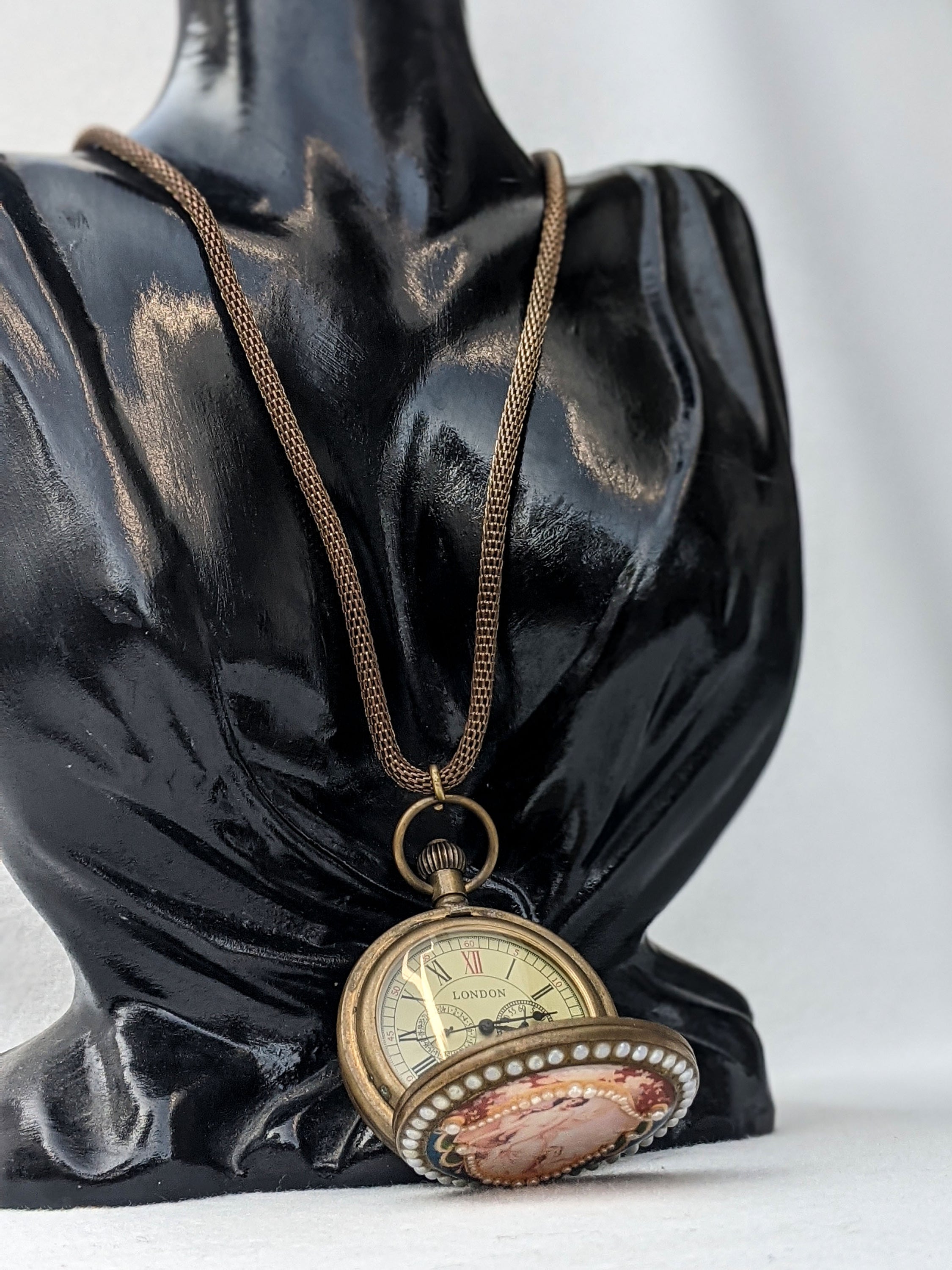 NORTE bronze European watch with pearl decorations, showcasing elegance and functionality.