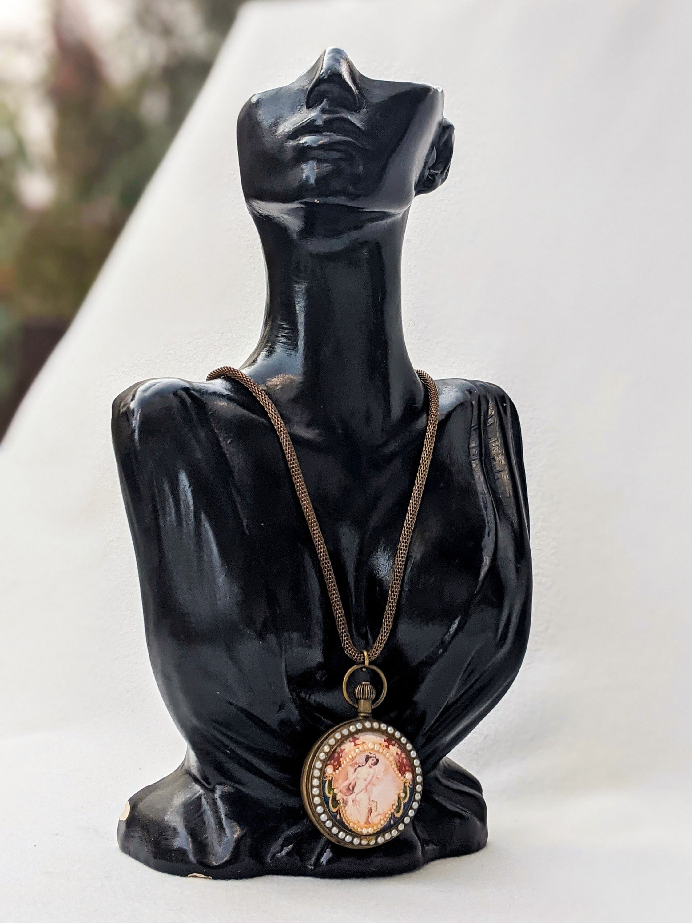 NORTE bronze European watch with pearl decorations, showcasing elegance and functionality.