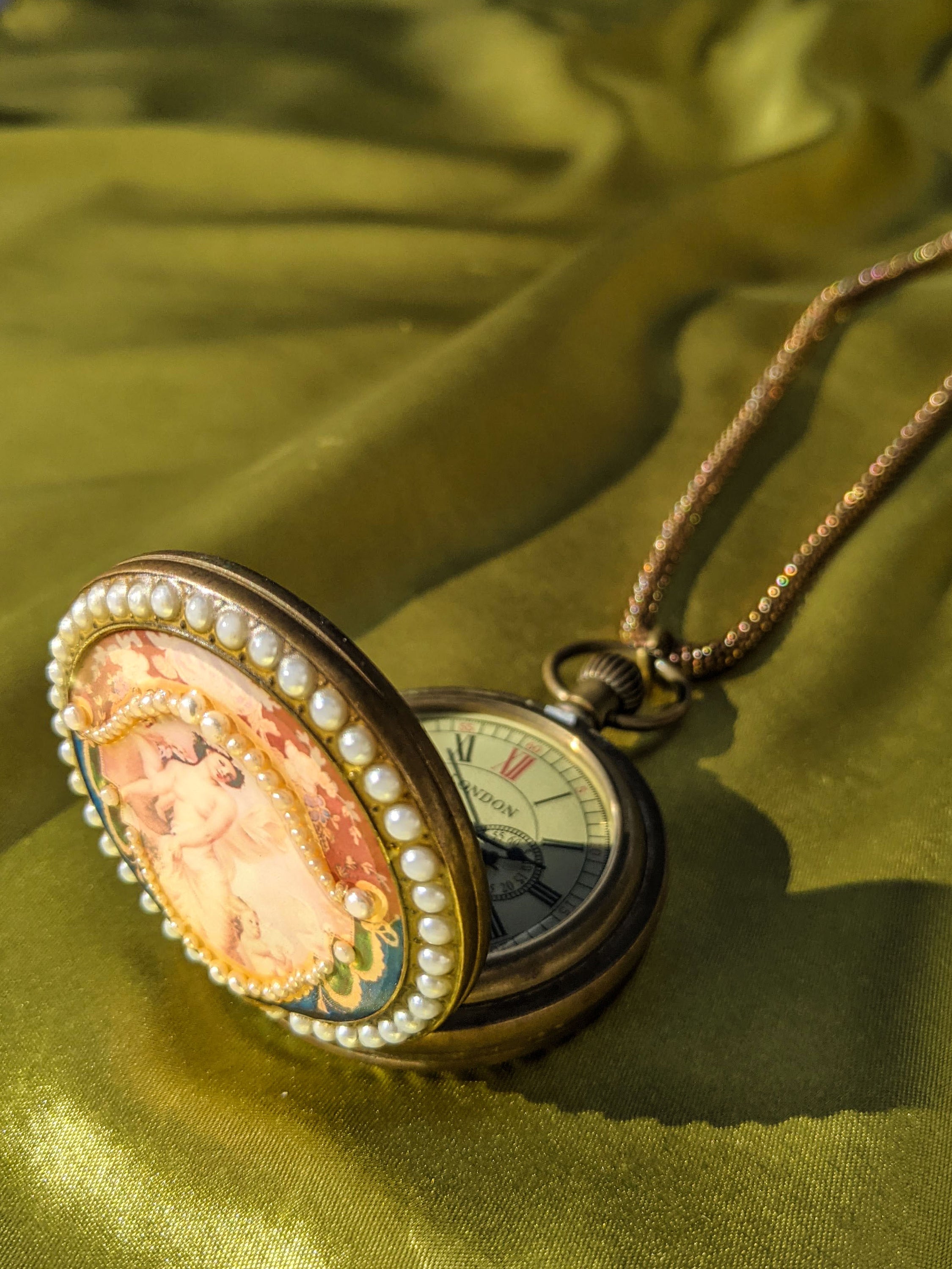 NORTE bronze European watch with pearl decorations, showcasing elegance and functionality.