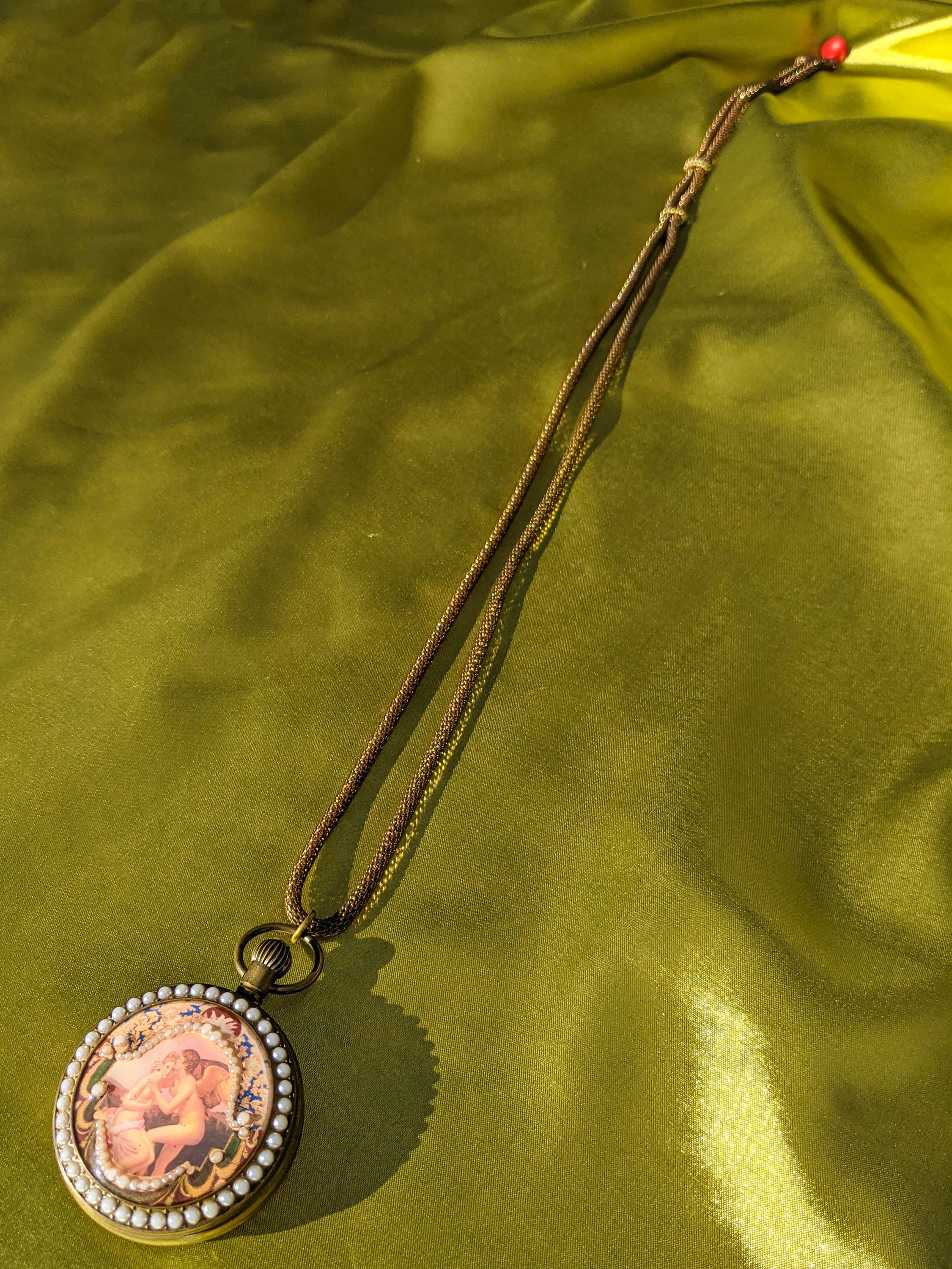 NORTE bronze European watch with pearl decorations, showcasing elegance and functionality.