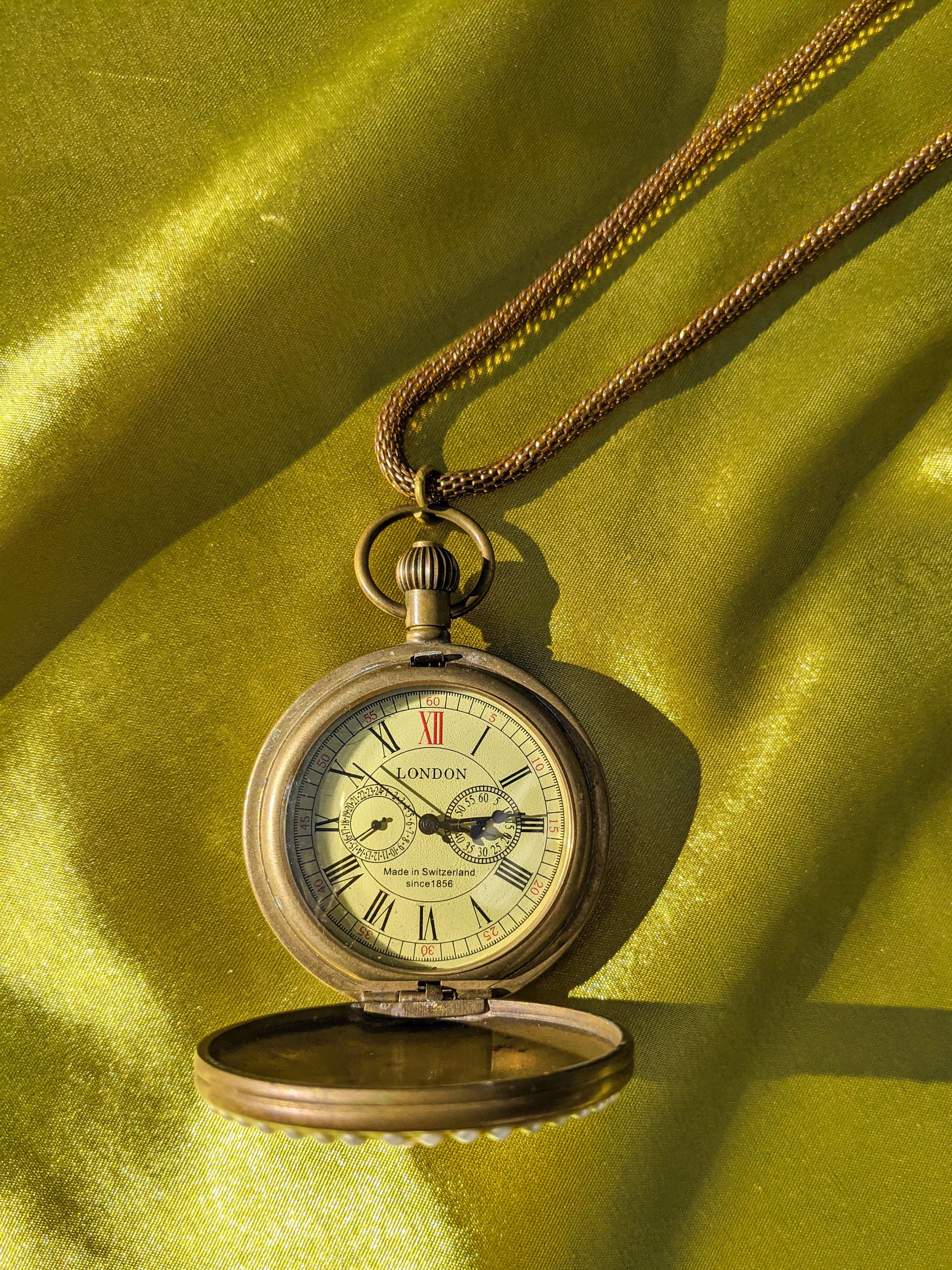 NORTE bronze European watch with pearl decorations, showcasing elegance and functionality.