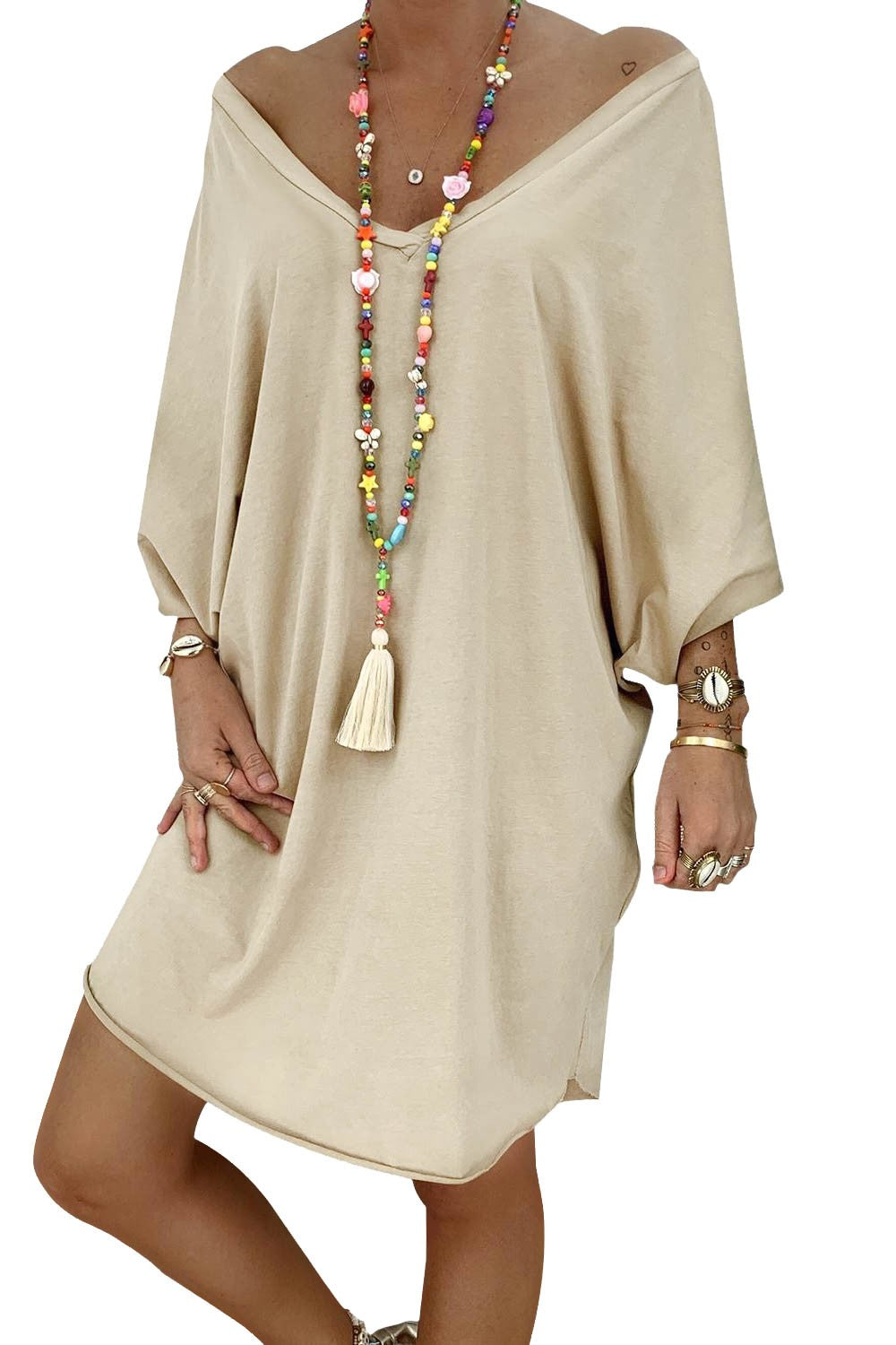 Elegantna bež obleka Evelina z V izrezom in 3/4 rokavi, izdelana iz bombaža in elastana.