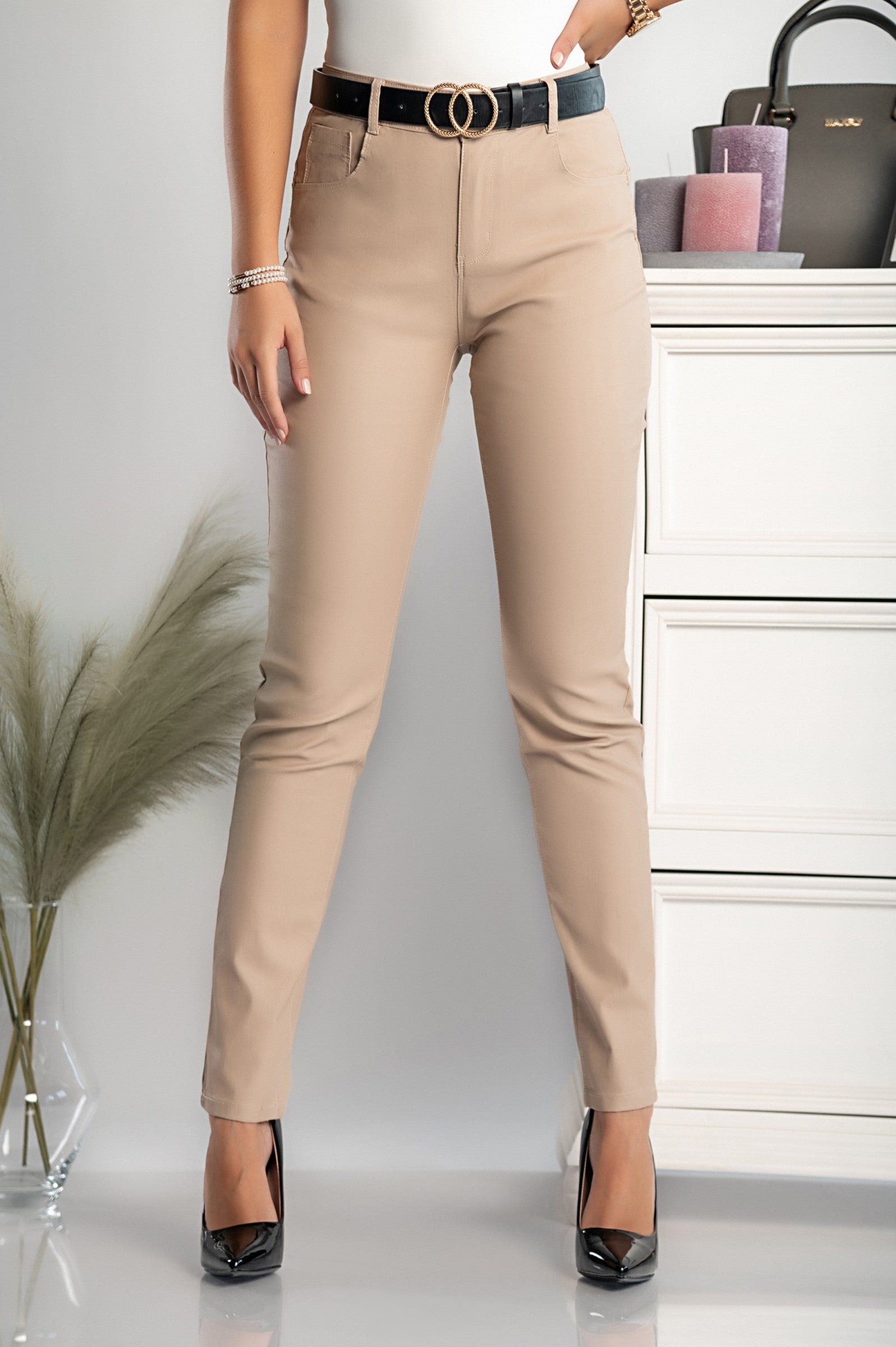 Elegantne oprijete hlače iz umetnega usnja Albinya v bež barvi, prikazane z ravnimi hlačnicami in žepi.