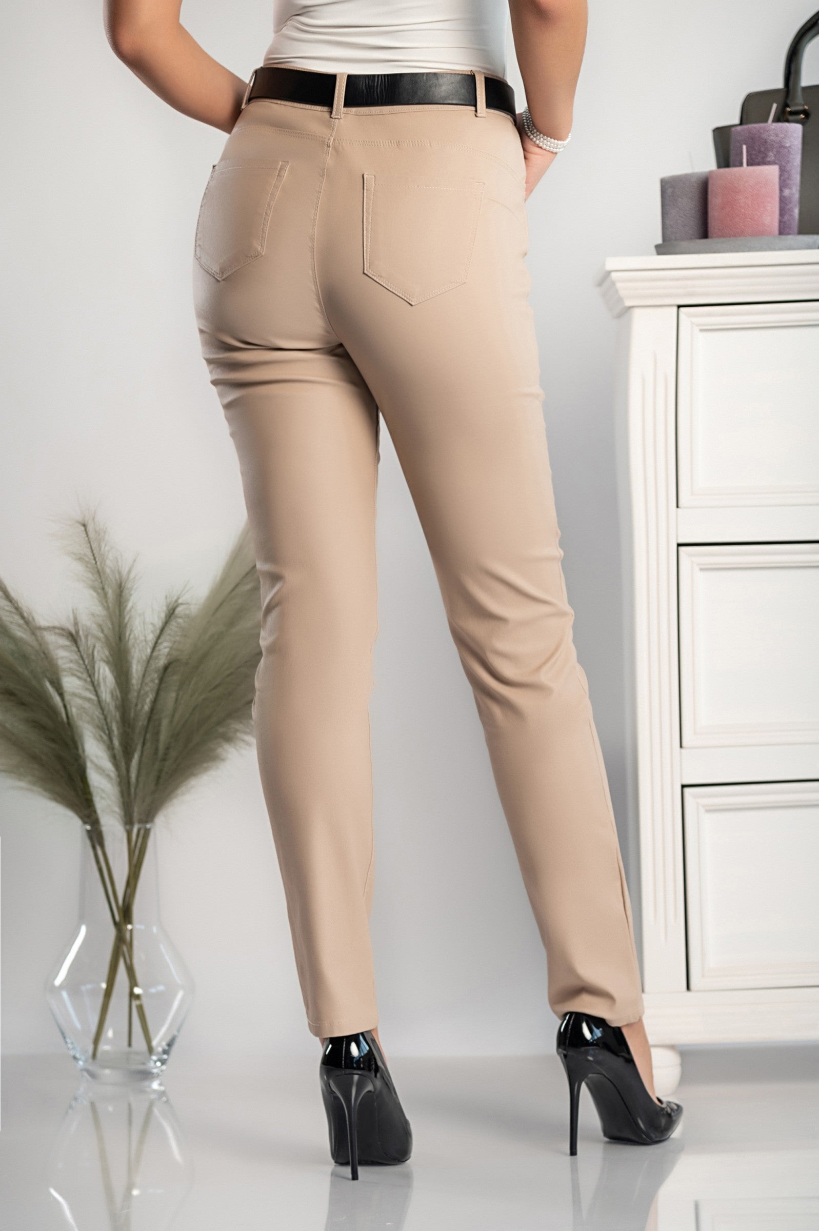 Elegantne oprijete hlače iz umetnega usnja Albinya v bež barvi, prikazane z ravnimi hlačnicami in žepi.