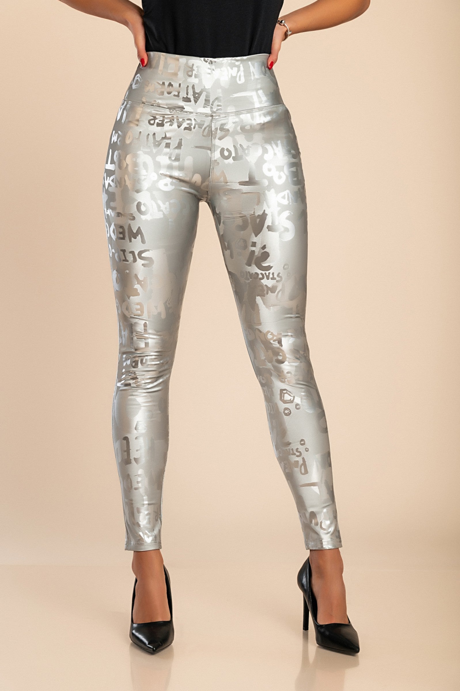 Padded leggings in silver with a wide waistband, featuring a trendy letter print and a warm lining for comfort.