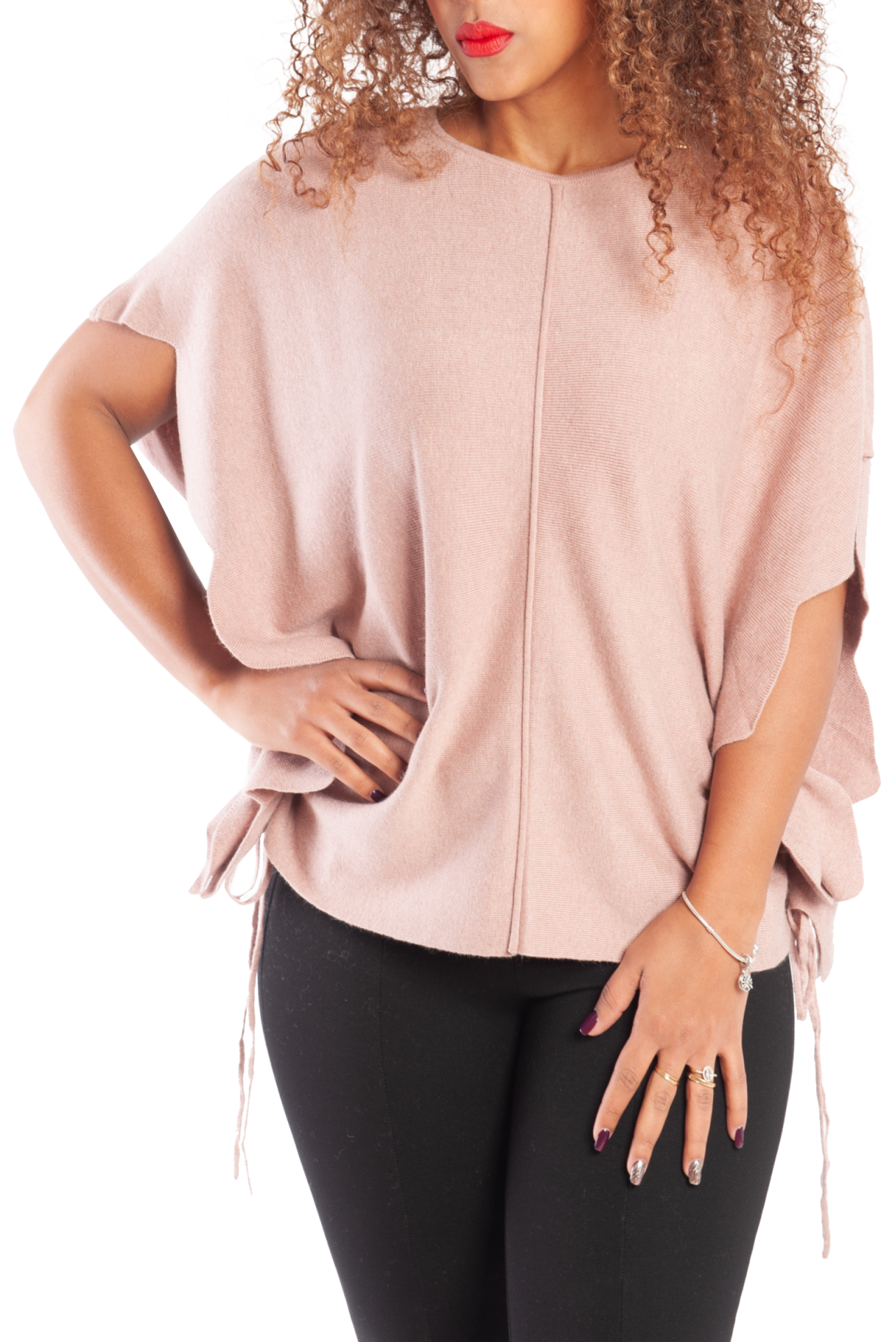 Elegantni pončo Alegria v starinsko roza barvi, z okroglim ovratnikom in lepo izrezljanimi stranicami.