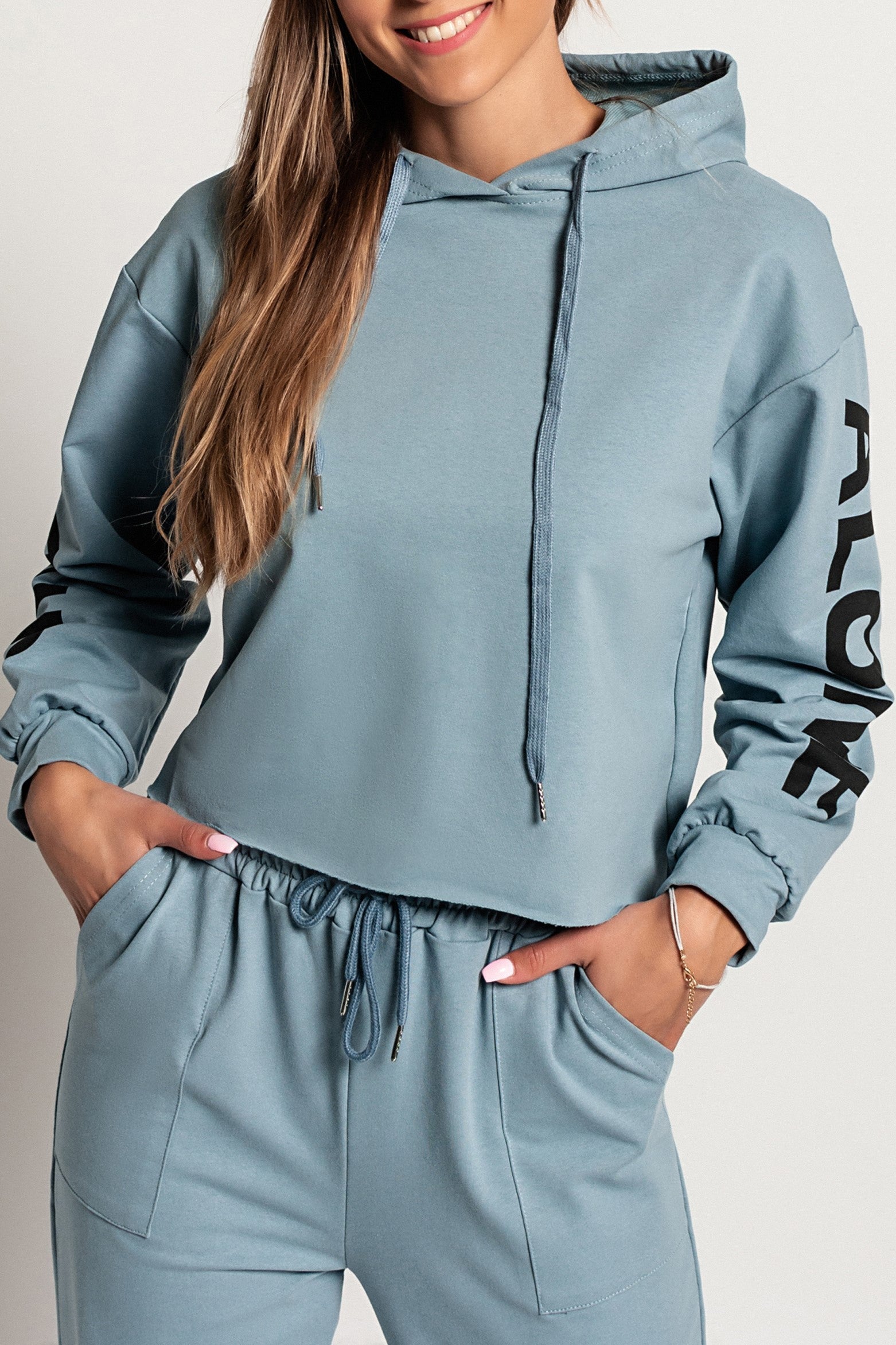 Modra športna majica s kapuco in potiskom, dolgi rokavi, udobna in moderna.