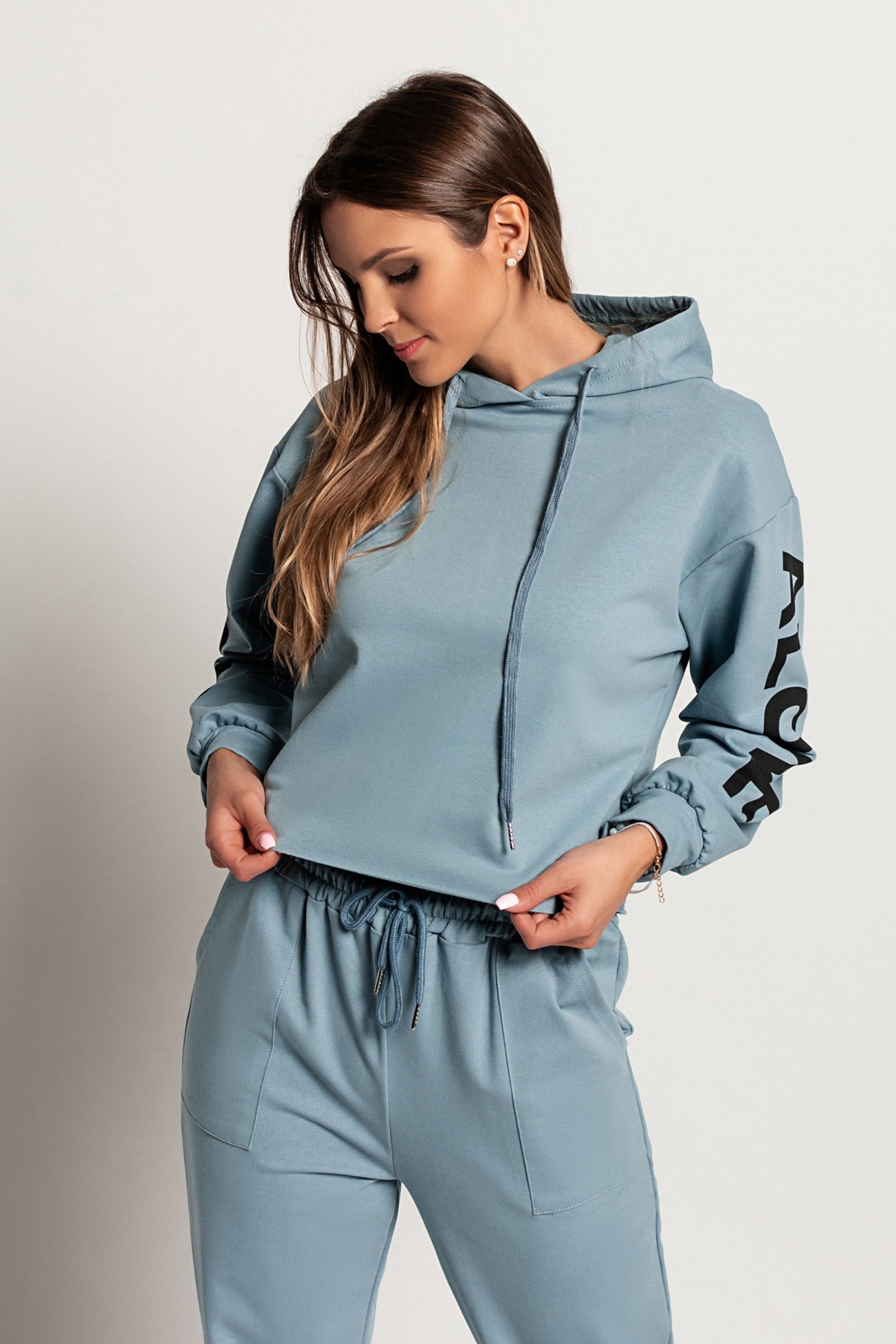 Modra športna majica s kapuco in potiskom, dolgi rokavi, udobna in moderna.