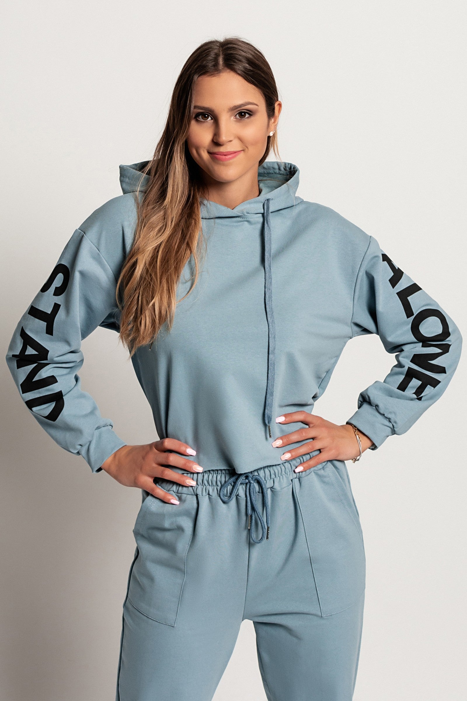 Modra športna majica s kapuco in potiskom, dolgi rokavi, udobna in moderna.