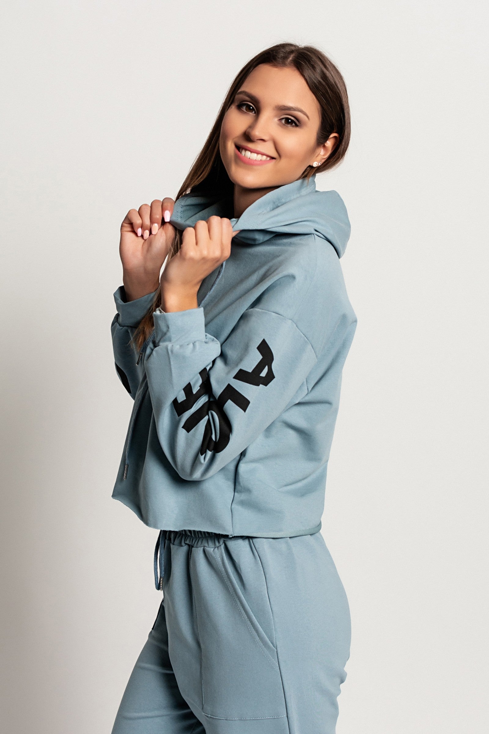 Modra športna majica s kapuco in potiskom, dolgi rokavi, udobna in moderna.