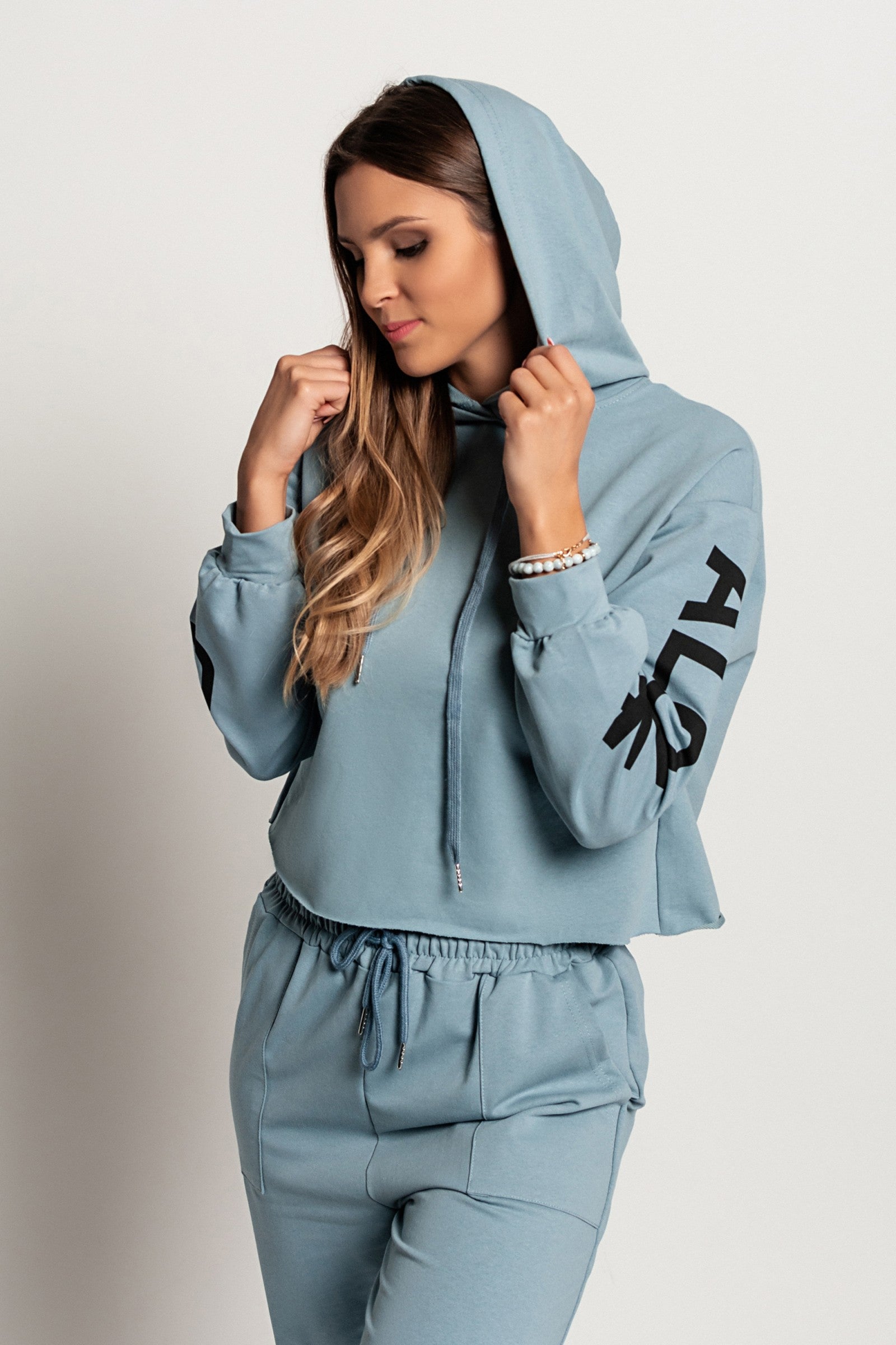 Modra športna majica s kapuco in potiskom, dolgi rokavi, udobna in moderna.