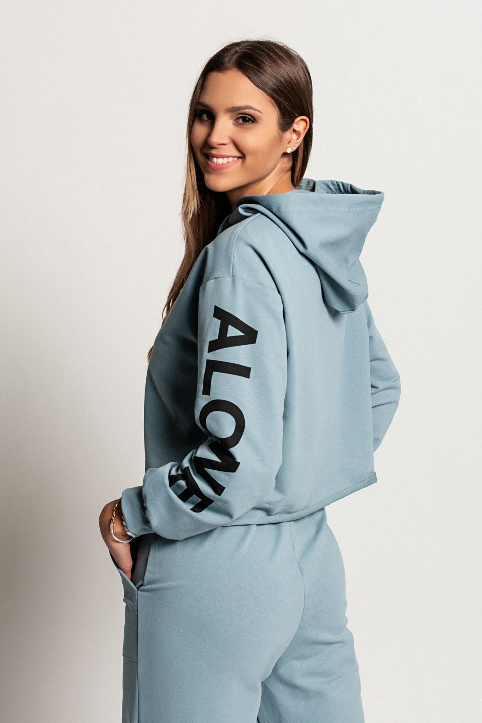 Modra športna majica s kapuco in potiskom, dolgi rokavi, udobna in moderna.