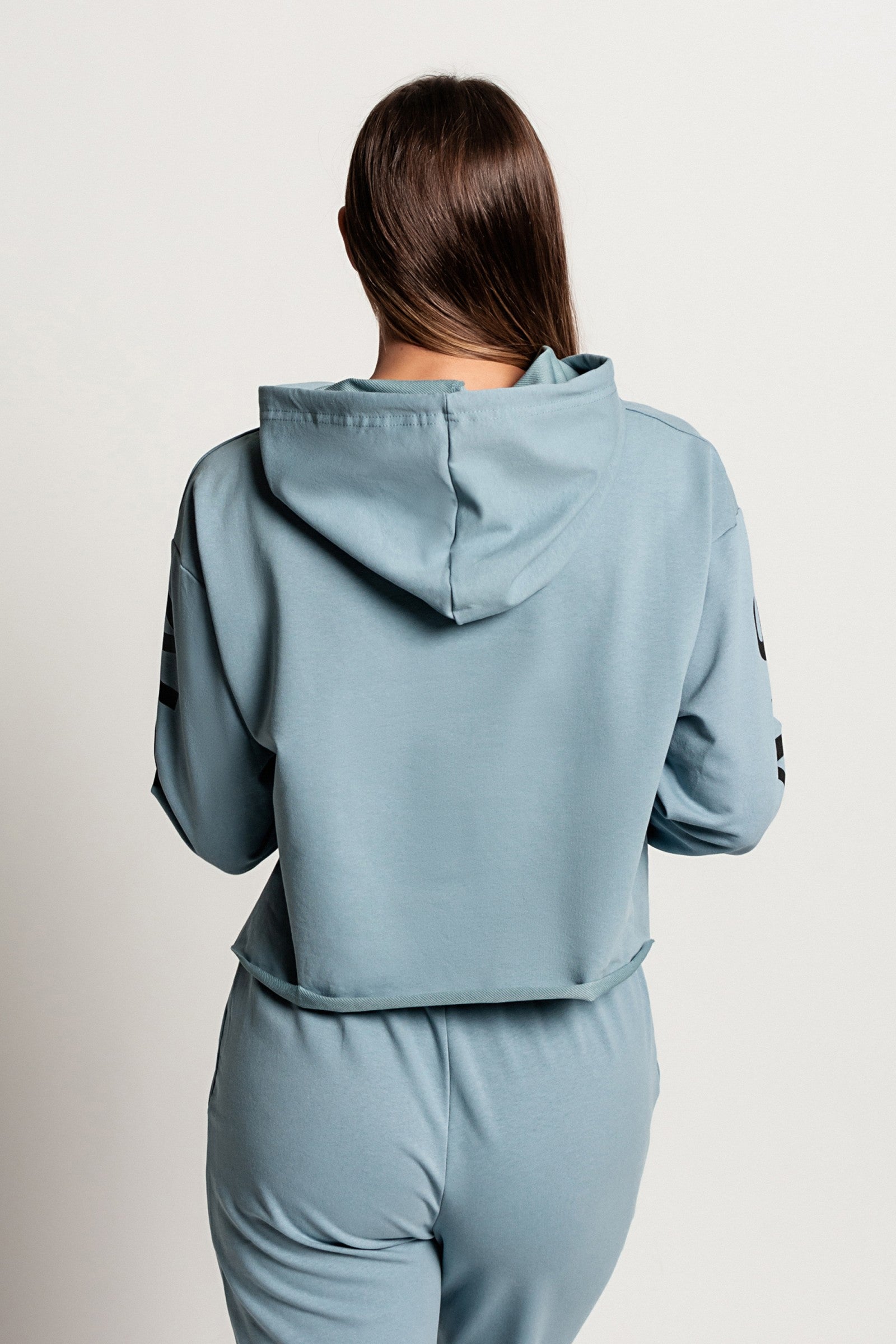 Modra športna majica s kapuco in potiskom, dolgi rokavi, udobna in moderna.