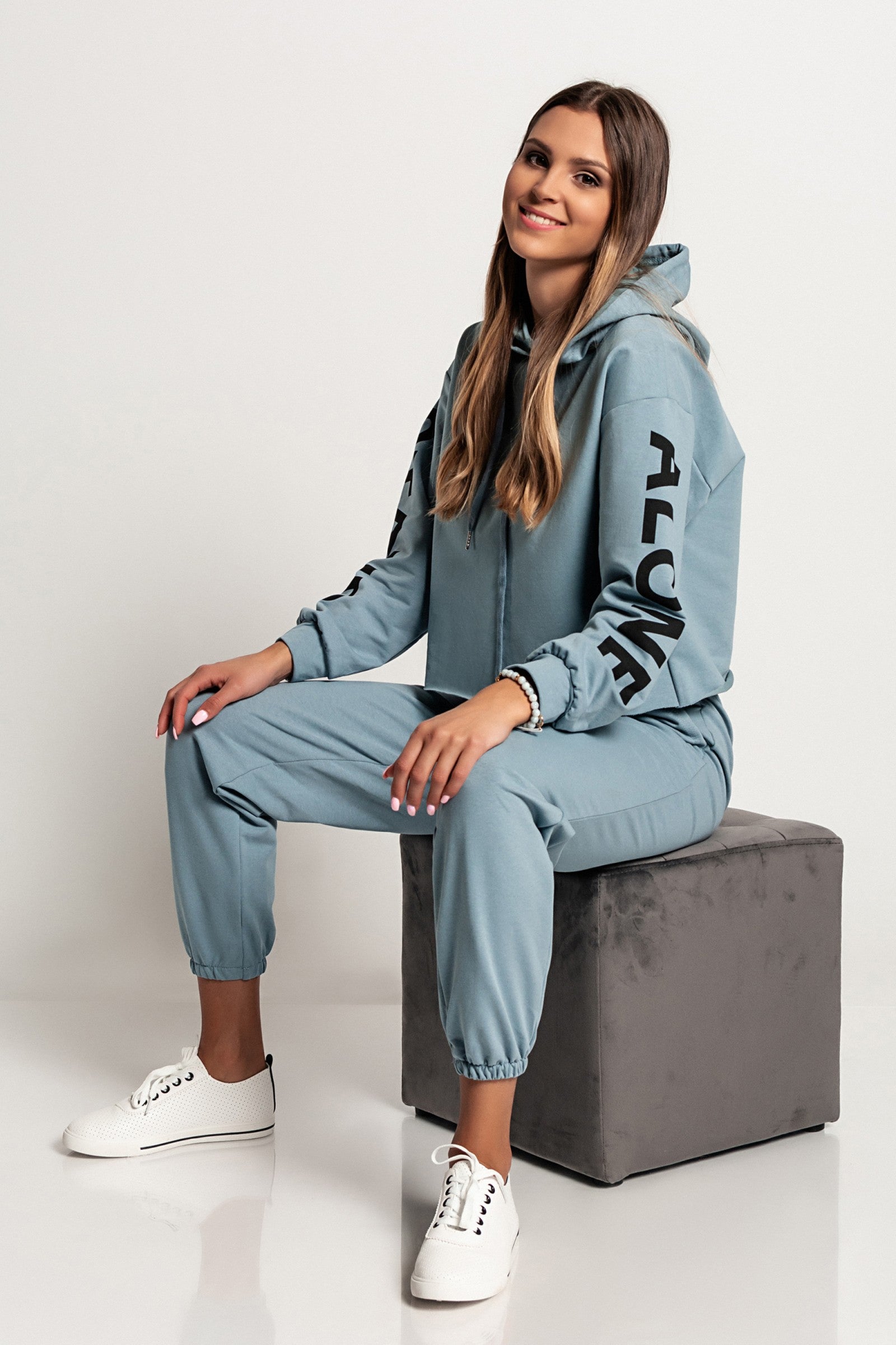 Modra športna majica s kapuco in potiskom, dolgi rokavi, udobna in moderna.