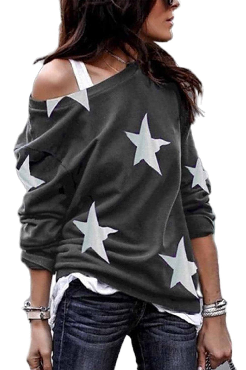 Športna majica z dolgimi rokavi, širokim ovratnikom in modrim potiskom zvezd, idealna za udobno nošenje.