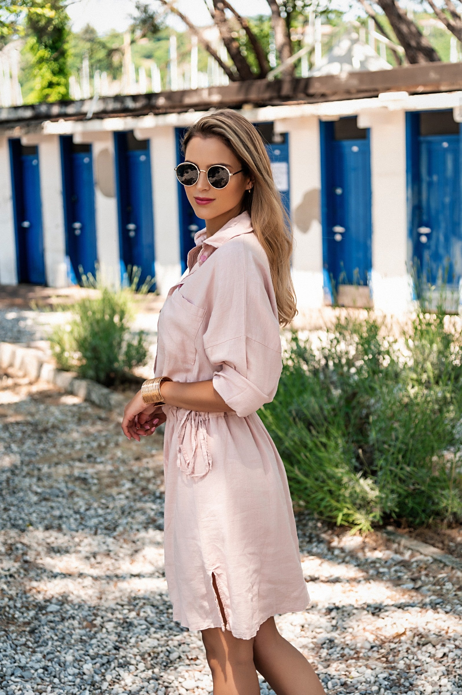 Športna mini obleka NEOMY v svetlo roza barvi z klasičnim ovratnikom in okrasnim žepom, dolgi rokavi in stranskimi razporki.