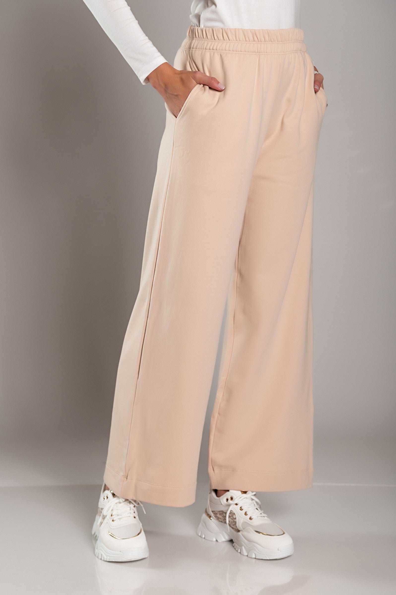 Športne bombažne hlače širokega kroja Sarema v bež barvi, z elastiko v pasu in stranskimi žepi.