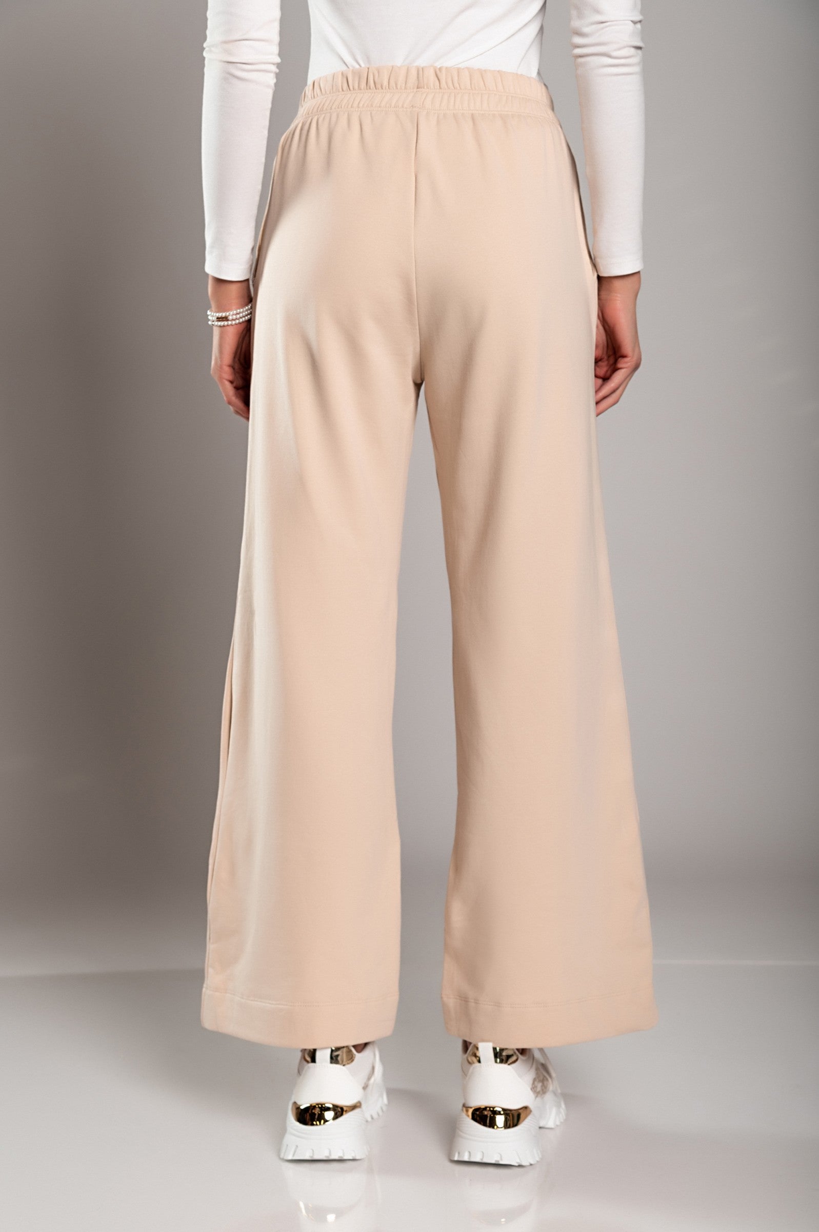 Športne bombažne hlače širokega kroja Sarema v bež barvi, z elastiko v pasu in stranskimi žepi.