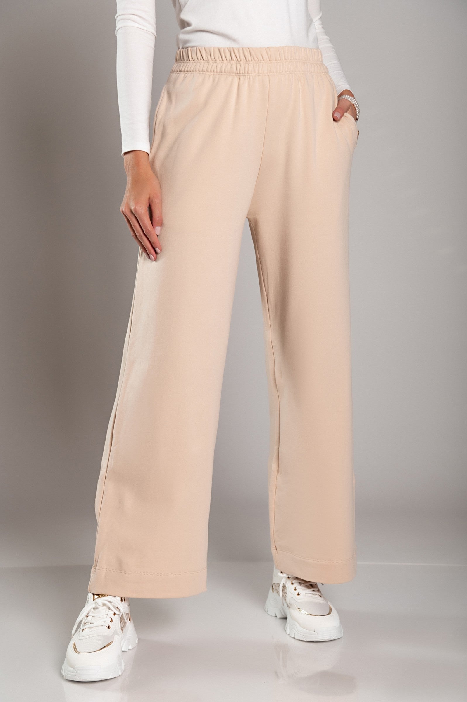 Športne bombažne hlače širokega kroja Sarema v bež barvi, z elastiko v pasu in stranskimi žepi.