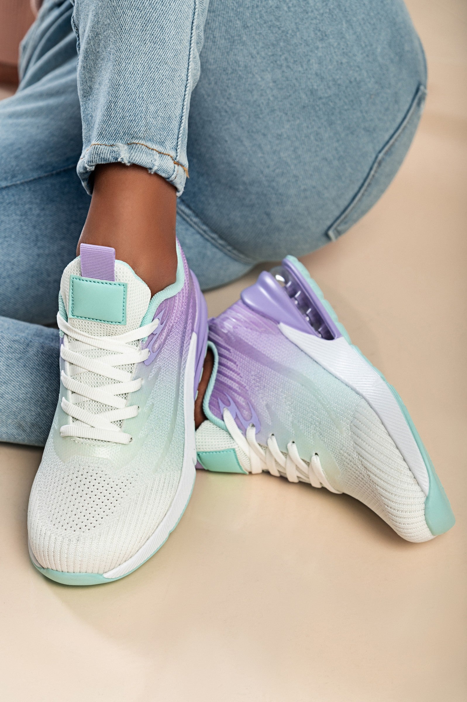 Športne superge v modri dvobarvni kombinaciji, z ojačanim petnim delom in vezalkami, primerne za vsakodnevno nošenje.