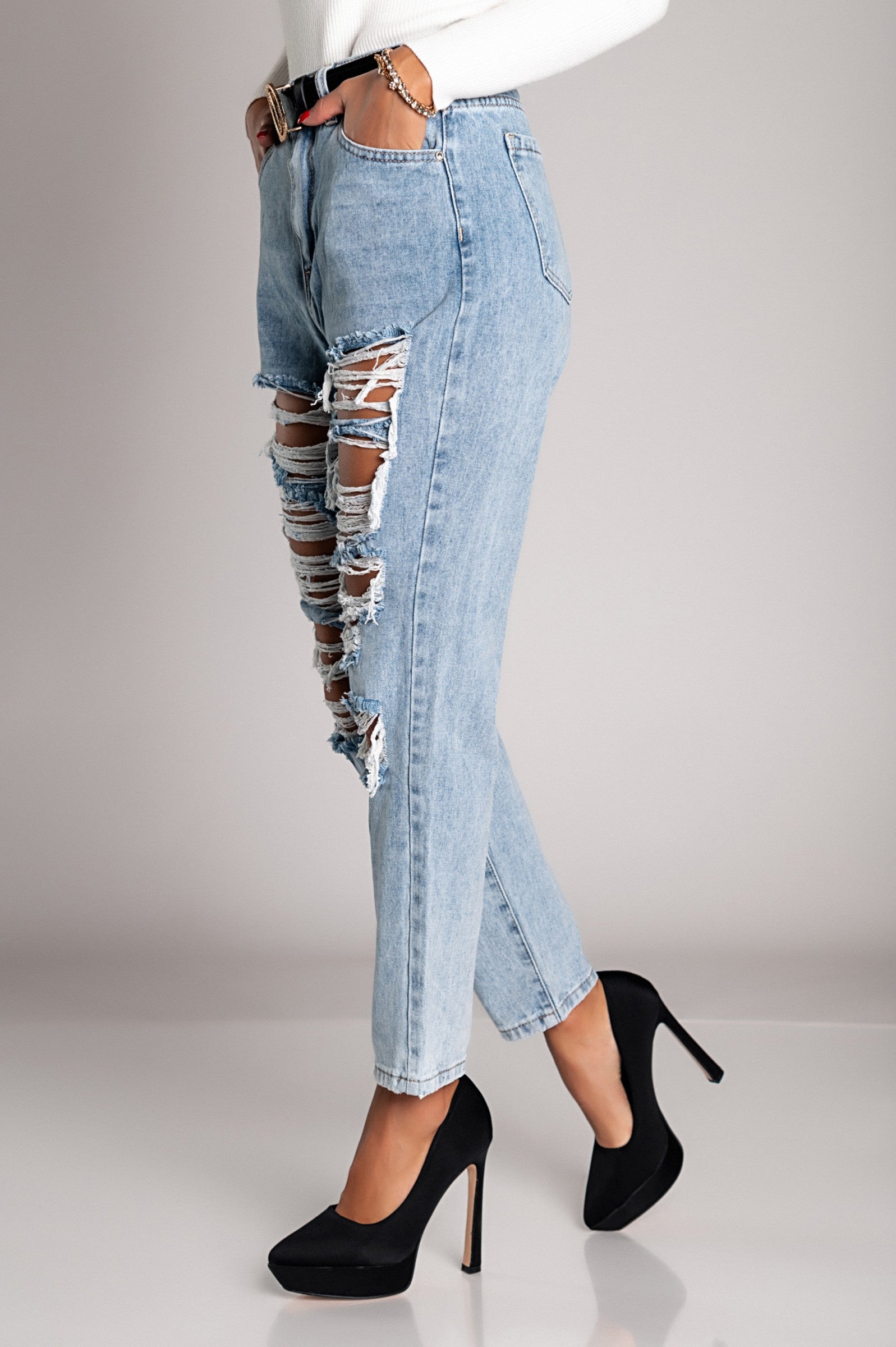 Svetlo modre ravne kavbojke z razporki Volenta, prikazane z žepi in zadrgo.