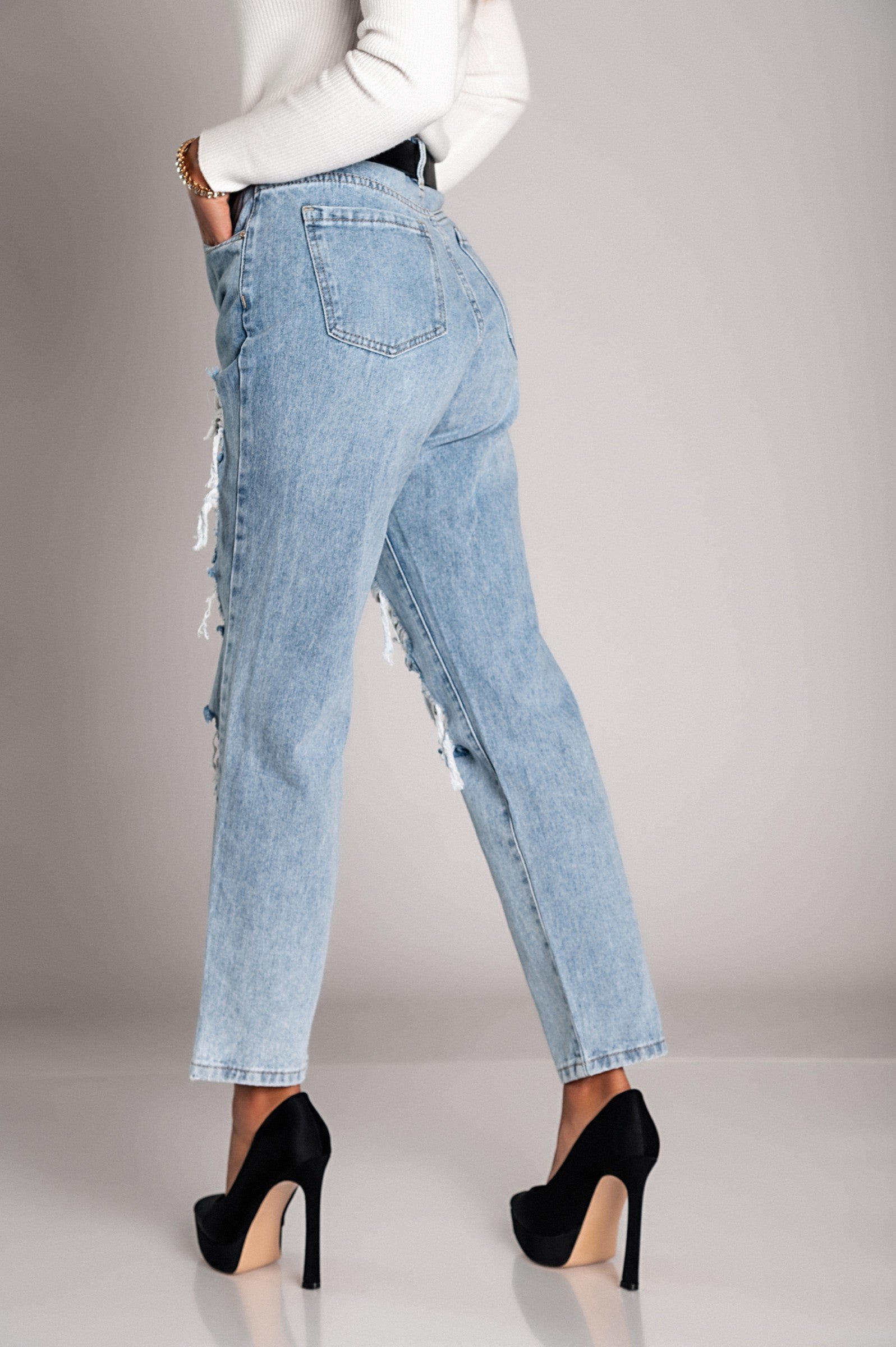 Svetlo modre ravne kavbojke z razporki Volenta, prikazane z žepi in zadrgo.