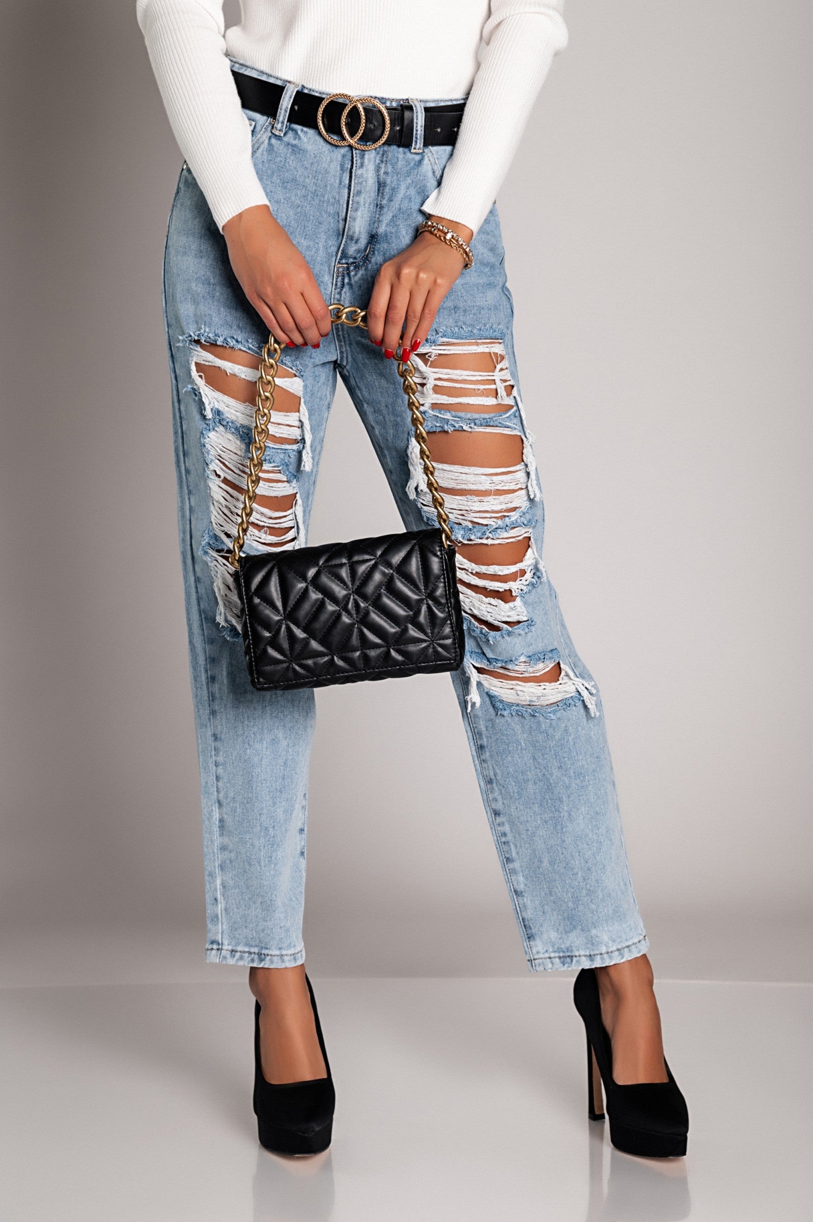 Svetlo modre ravne kavbojke z razporki Volenta, prikazane z žepi in zadrgo.