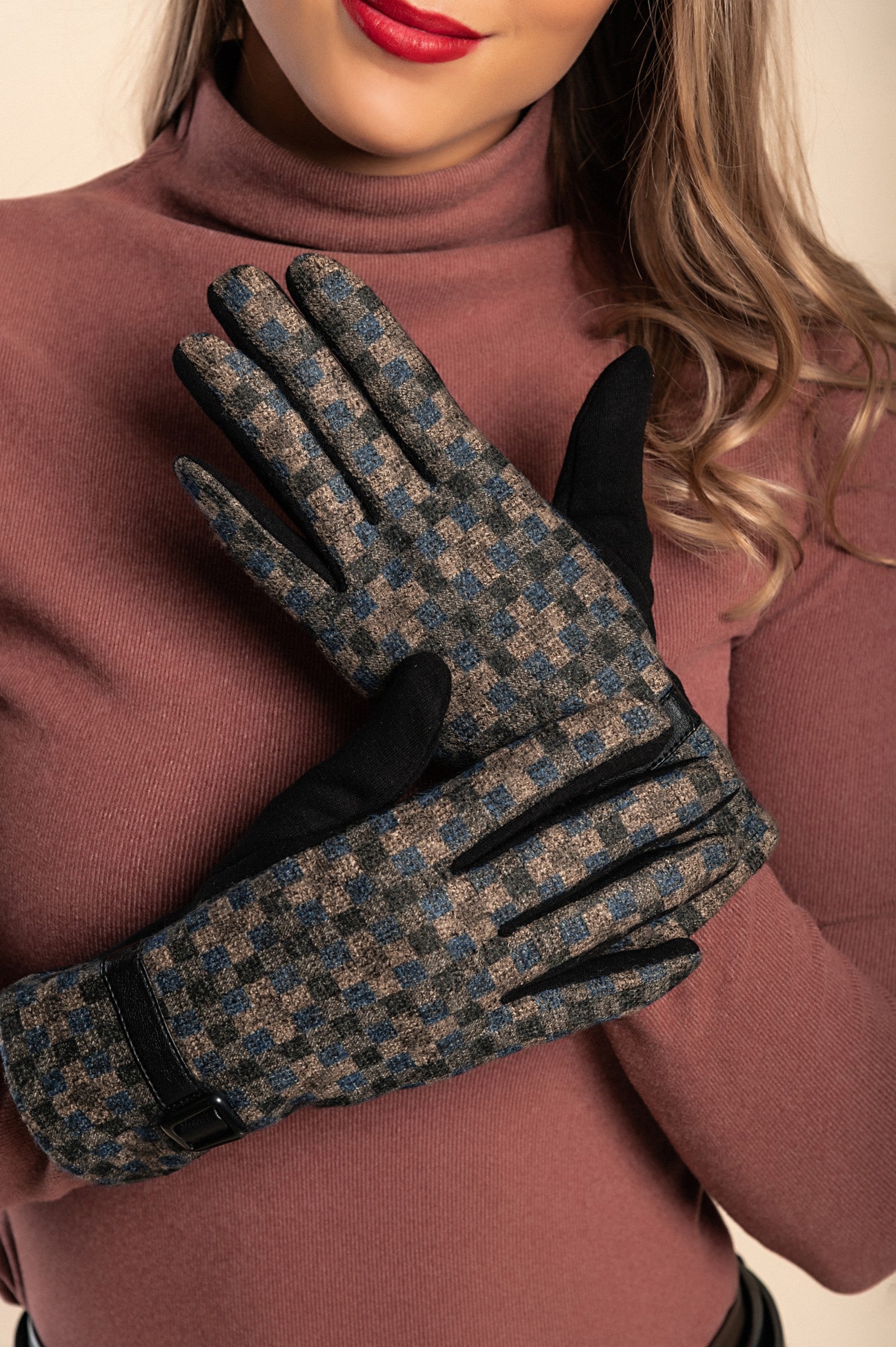 Modre mehke rokavice s karo vzorcem in sponko na zapestju, idealne za zimo.