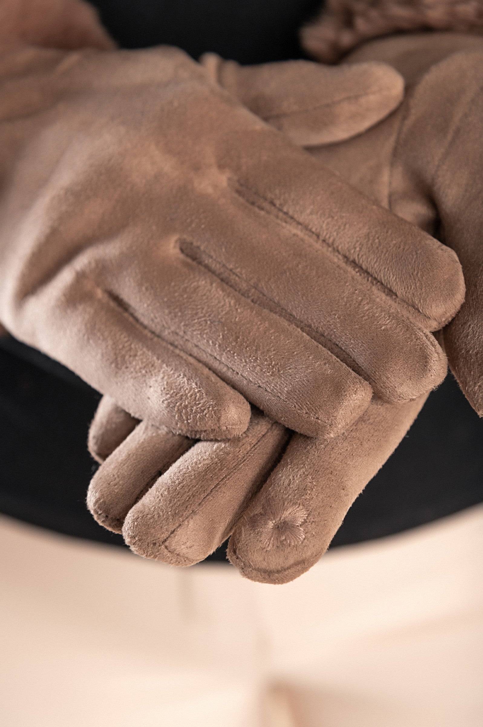Tople rokavice z umetnim krznom v kamelji barvi, podložene za dodatno toplino.