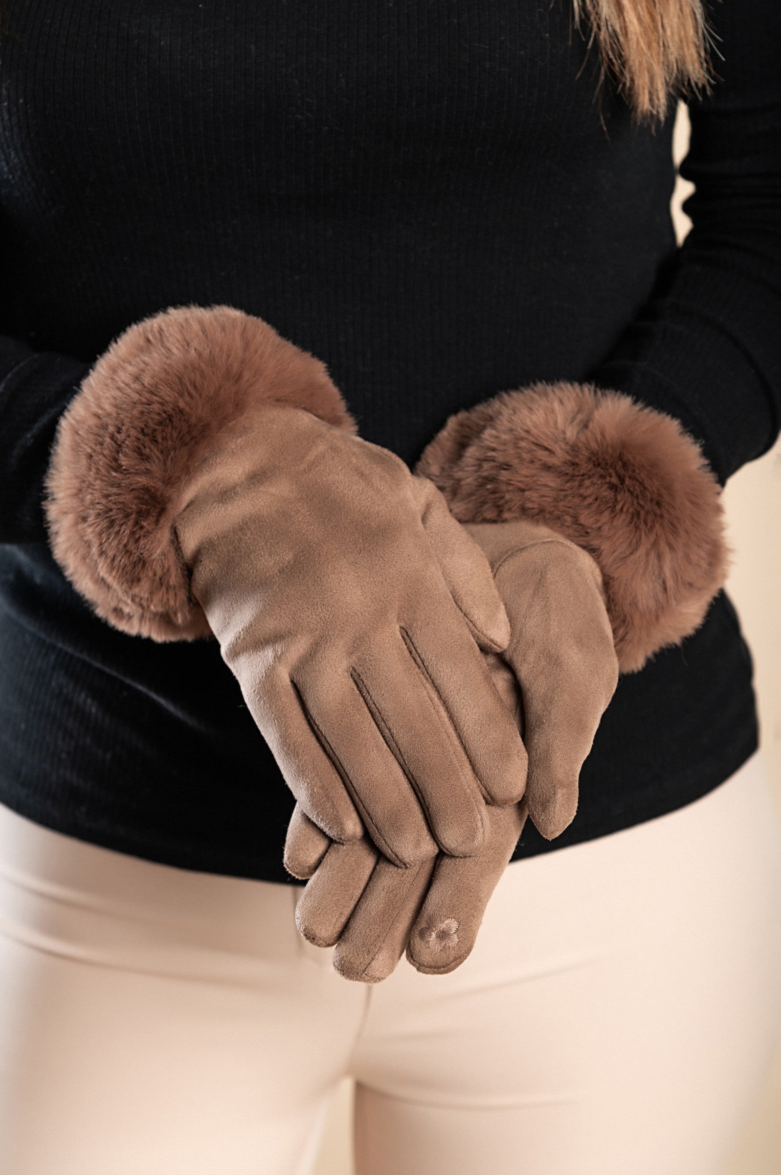 Tople rokavice z umetnim krznom v kamelji barvi, podložene za dodatno toplino.