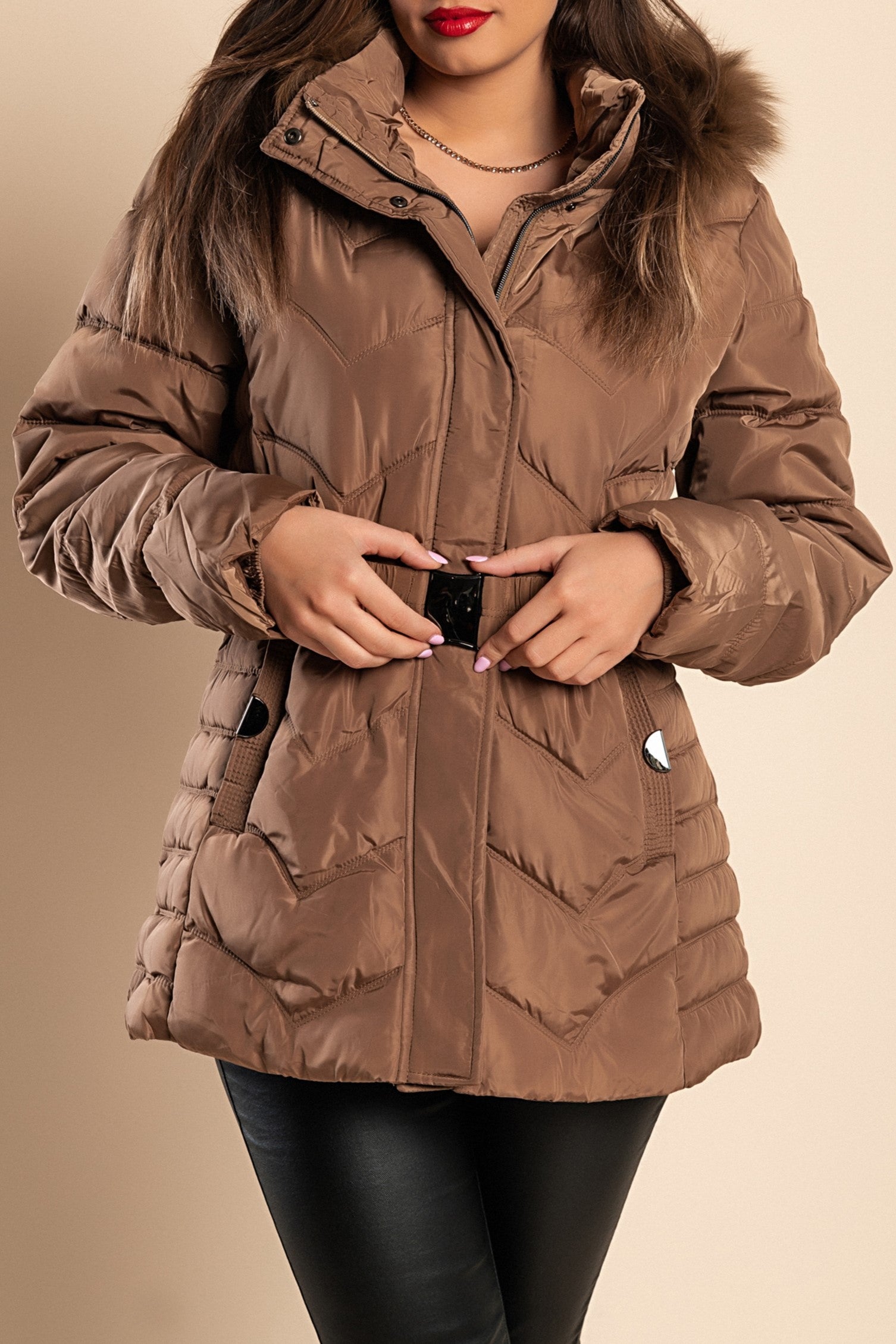 Plus size short padded winter jacket in camel color with hood and synthetic fur, featuring a high collar and zip closure.