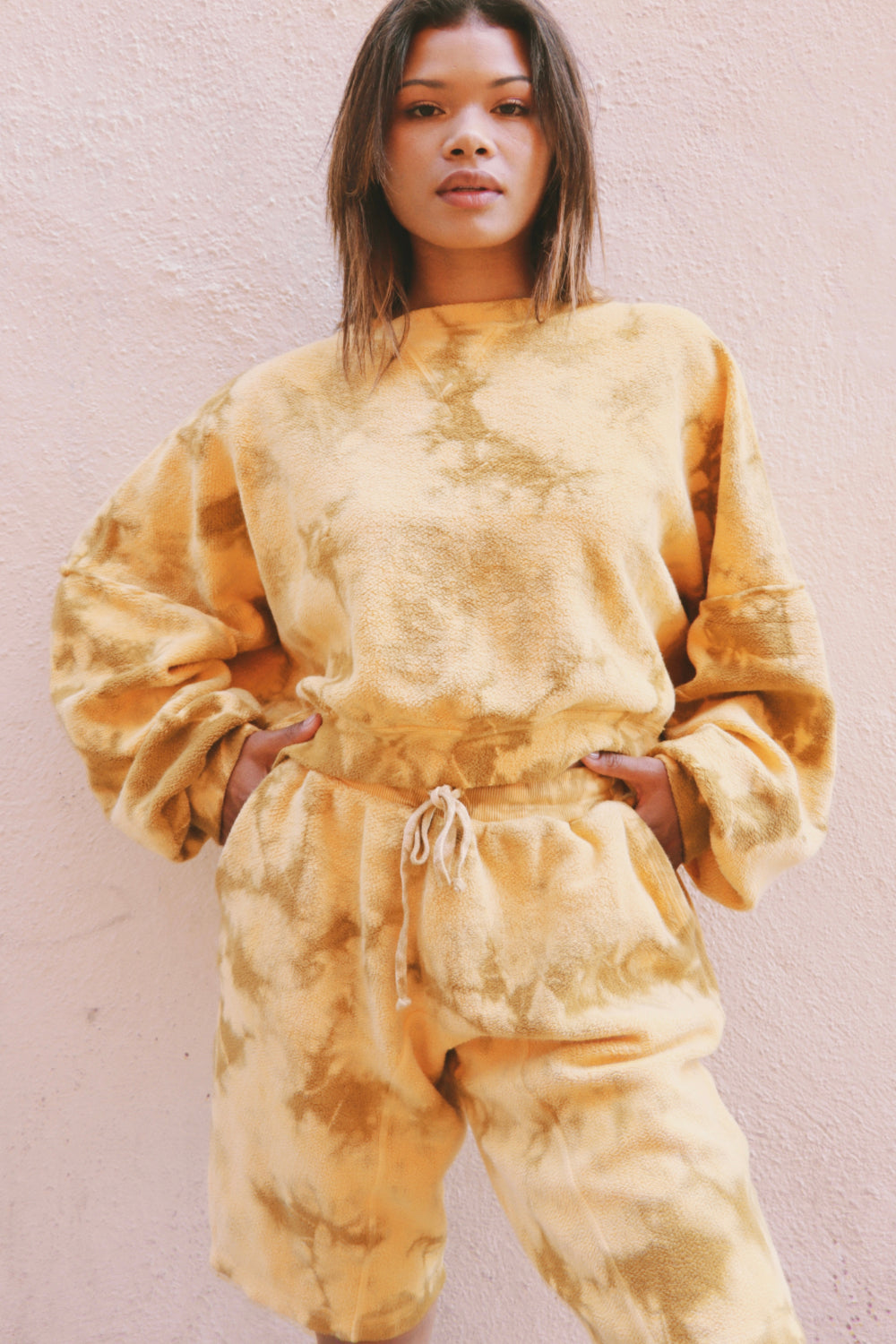 Sophie Sweatshirt Tie-Dye in yellow with oversized cropped design and tapered wrists, made from 100% organic cotton.