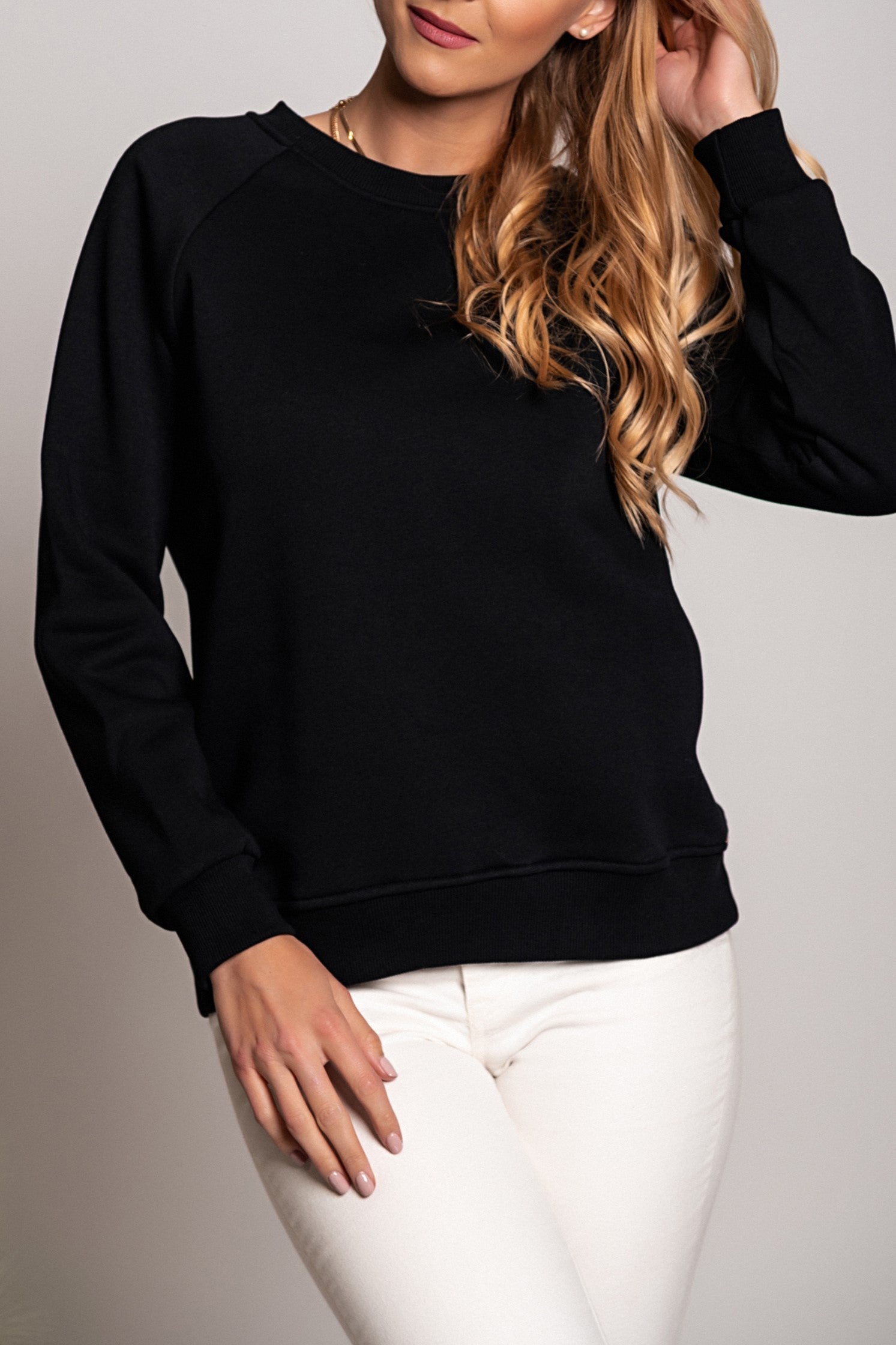 Maliya black long-sleeved sports T-shirt made of soft cotton, featuring an elastic waist and warm lining, suitable for sports and leisure activities.