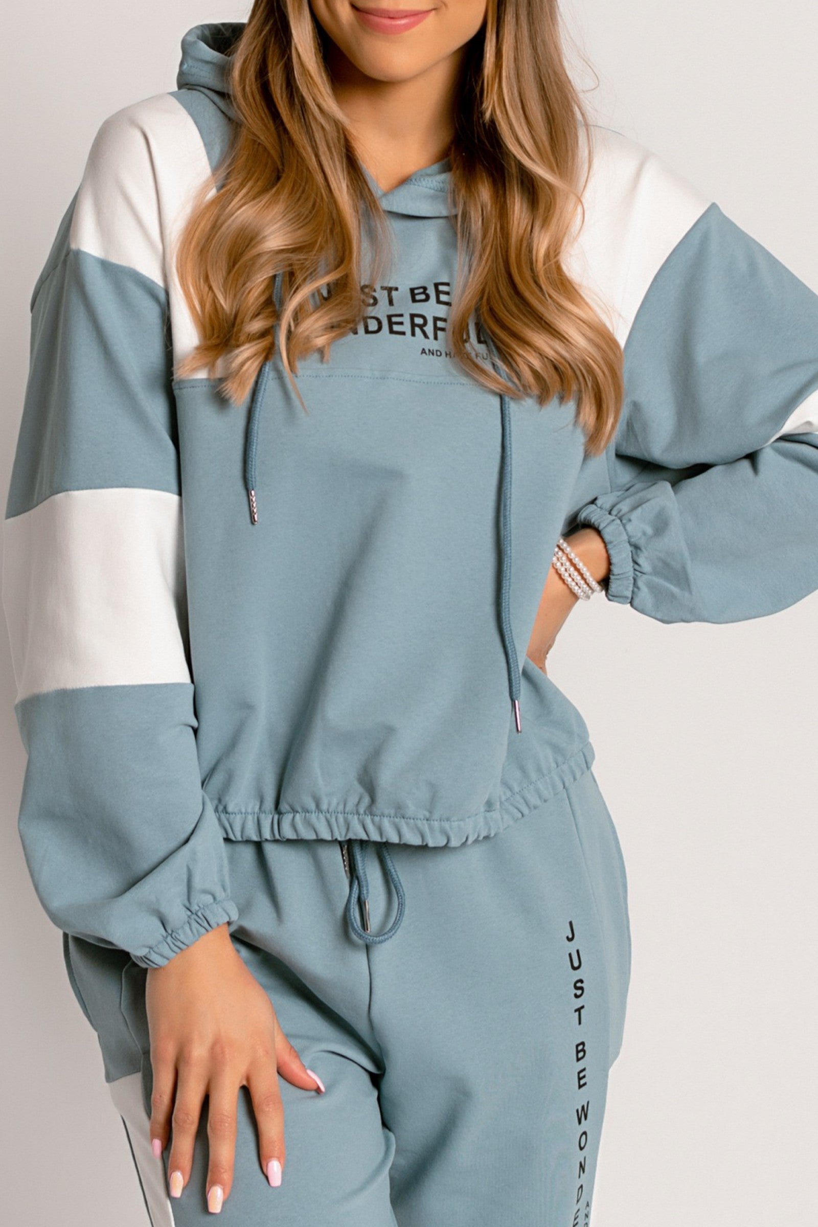 Blue sports sweater with hood and modern print, featuring a loose fit and elasticated edges.