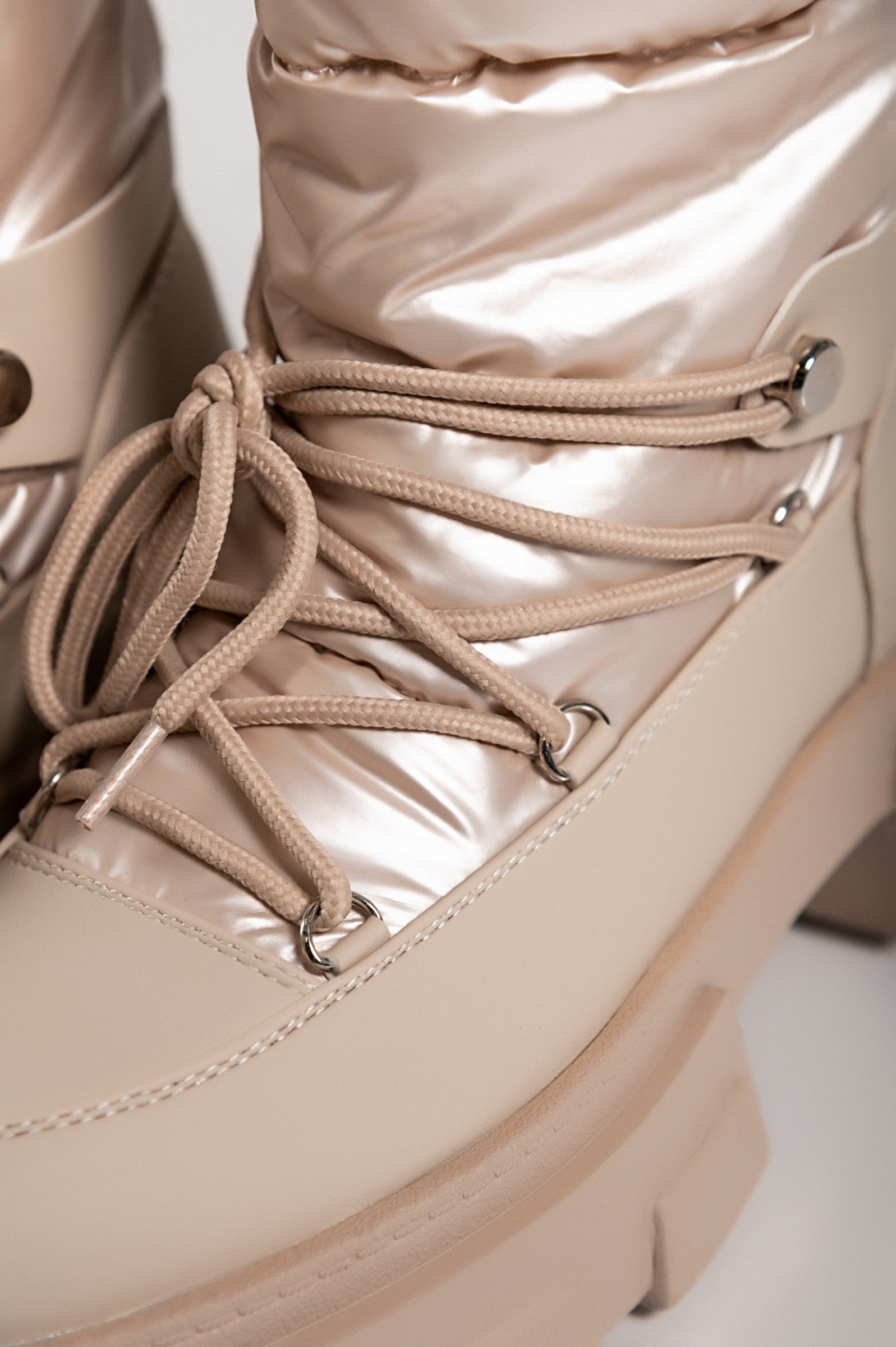 Bež topli gležnarji z vezalkami in dvignjenim podplatom, okrogle konice, primerni za različne modne kombinacije.