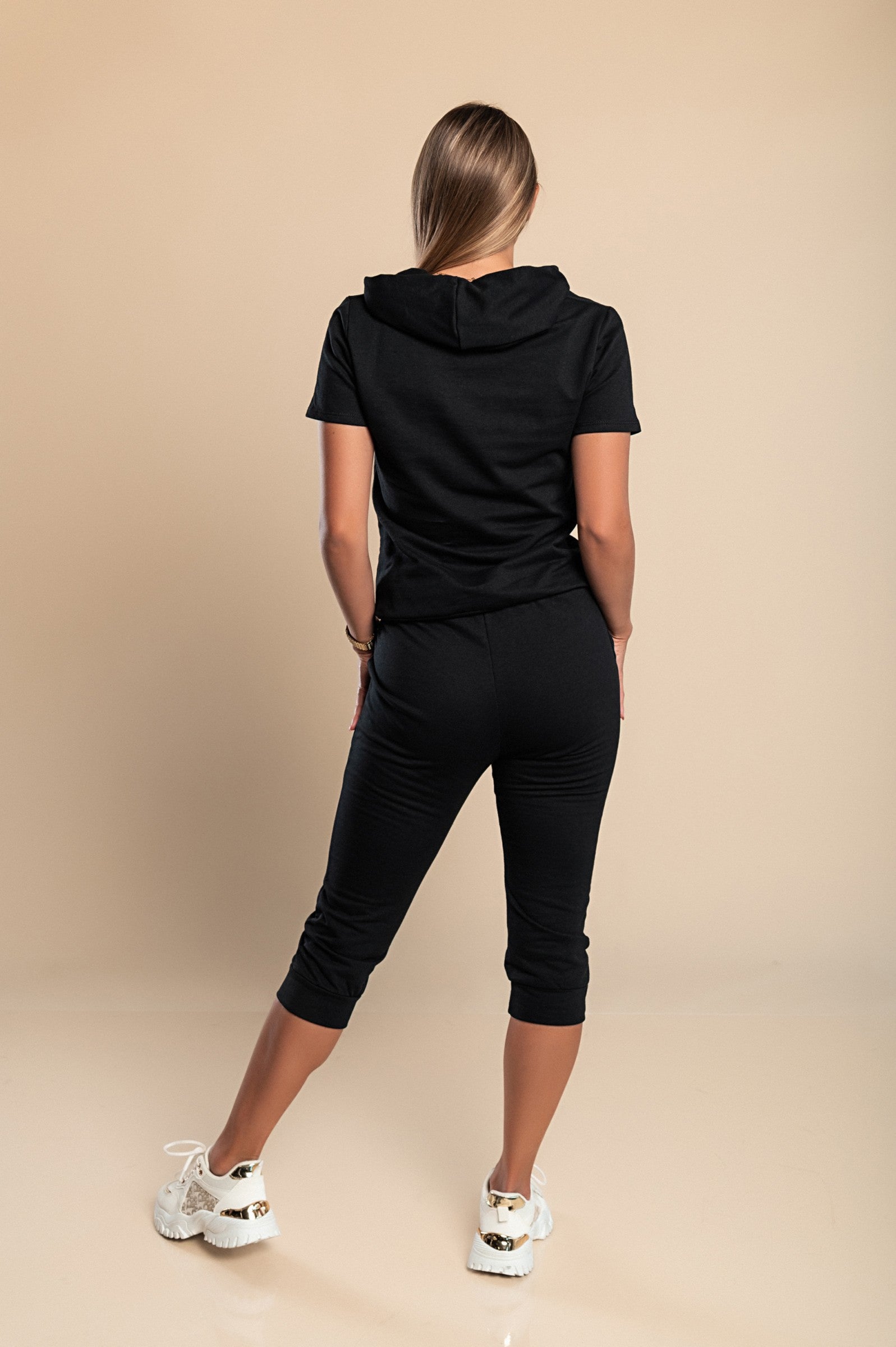 Aisla tracksuit featuring a stylish anchor print, consisting of a short-sleeve T-shirt and 3/4 length pants with pockets, made from high-quality cotton.