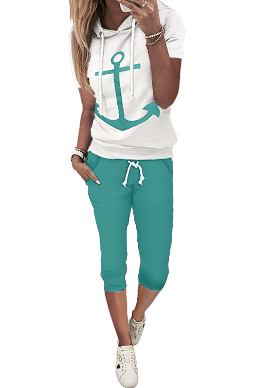 TRENIRKA Z MOTIVOM SIDRA AISLA v turkizni barvi, sestavljena iz športne majice in 3/4 hlač, izdelana iz kakovostnega bombaža.