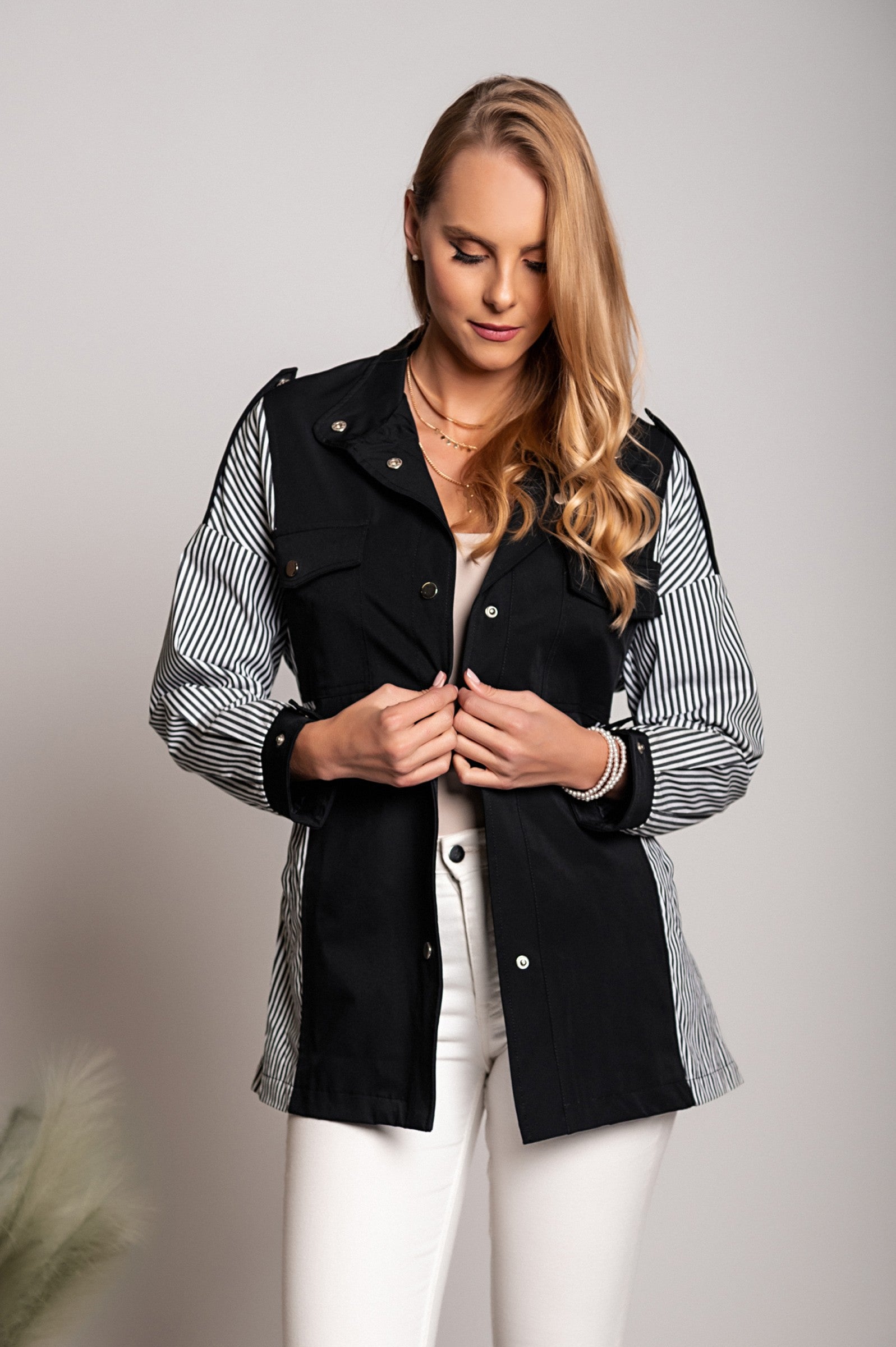 Elegantni črn trenčkot Xalapa z visokim ovratnikom in okrasnimi paski.